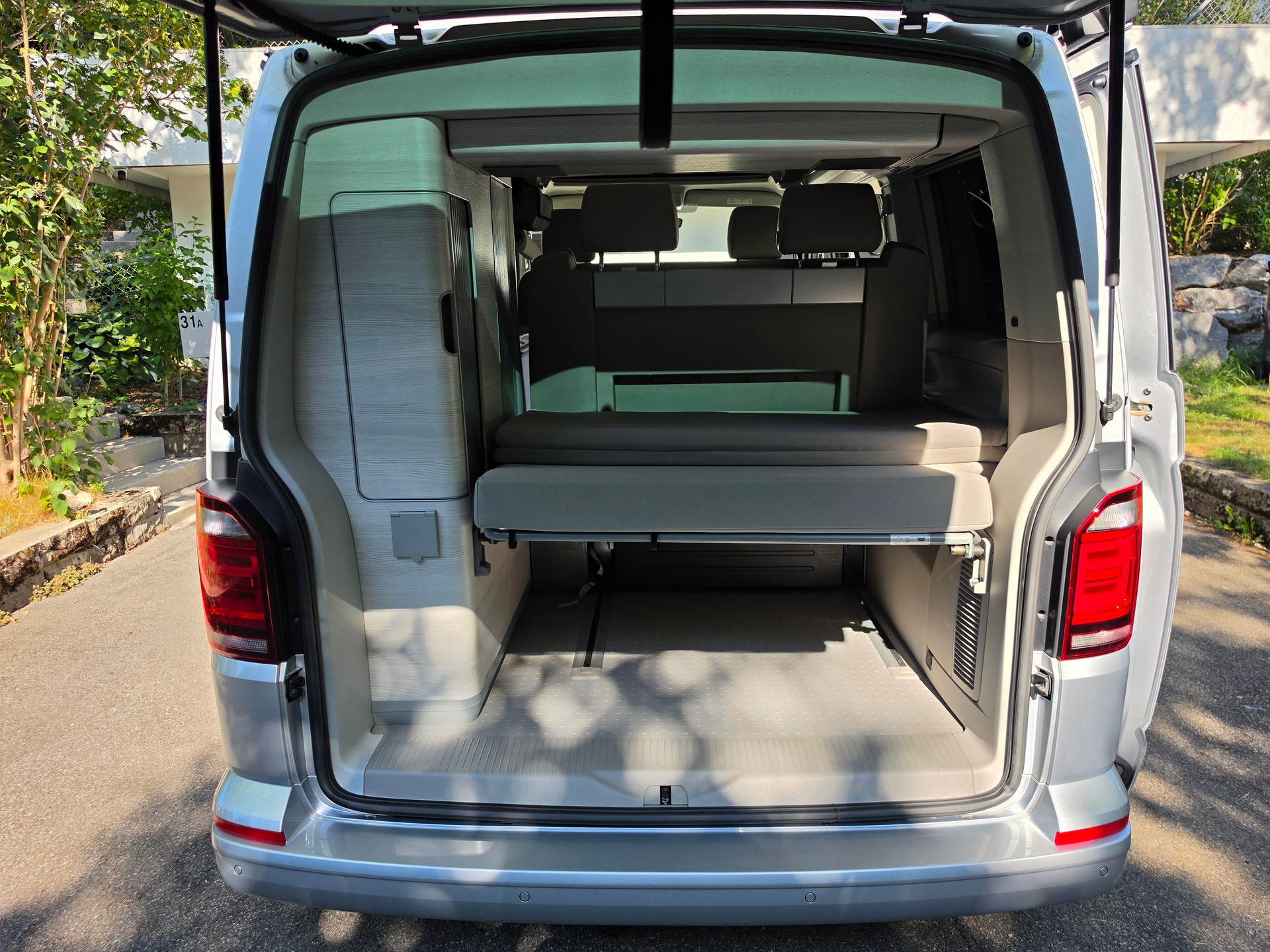 VW California 2.0 TDI 150 Ocean DSG, AHK, 8-fach bereift, Veloträger, Vorzelt, Bettsystem inkl. div. Zubehör-image-9