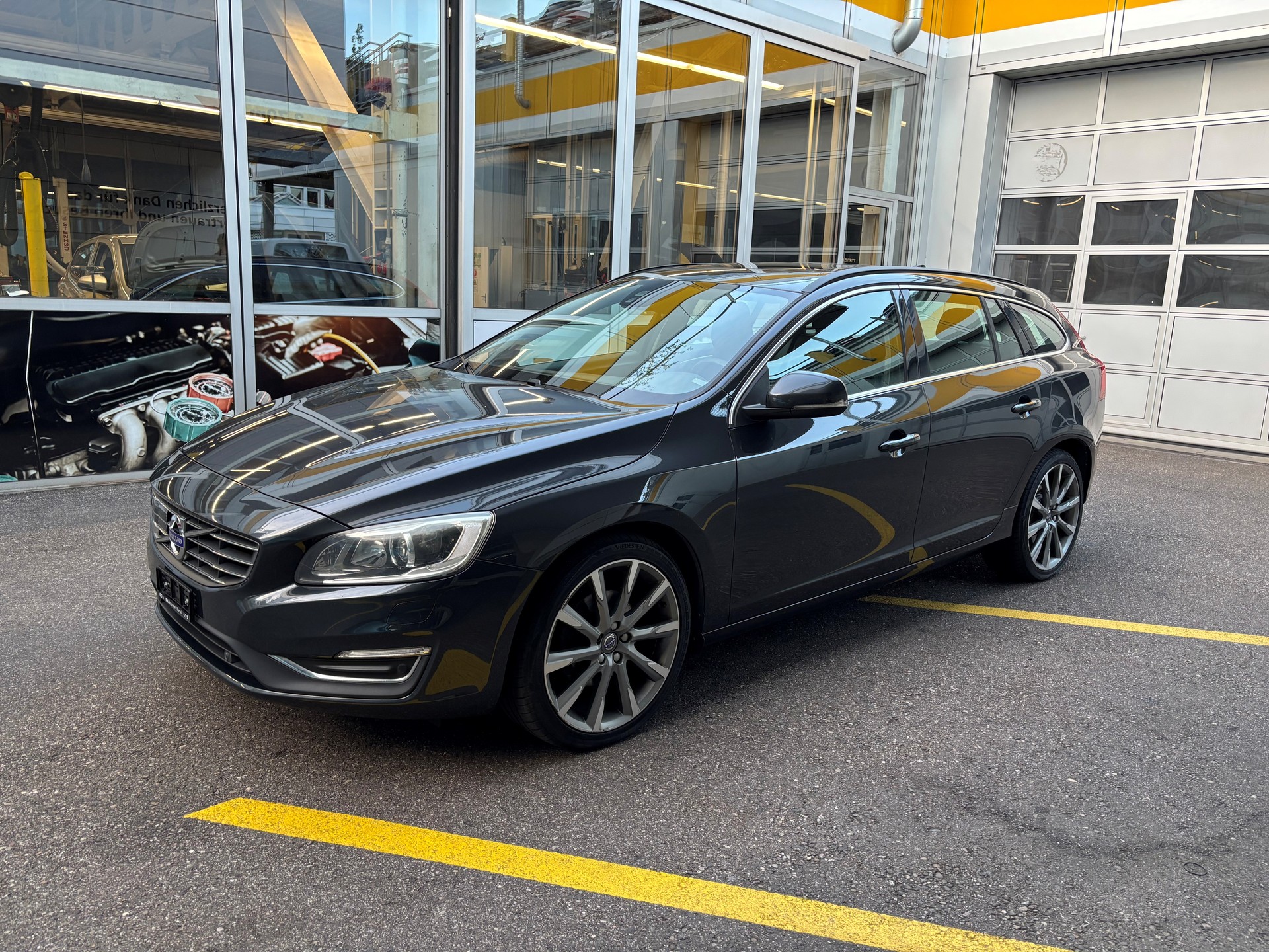 VOLVO V60-image-1