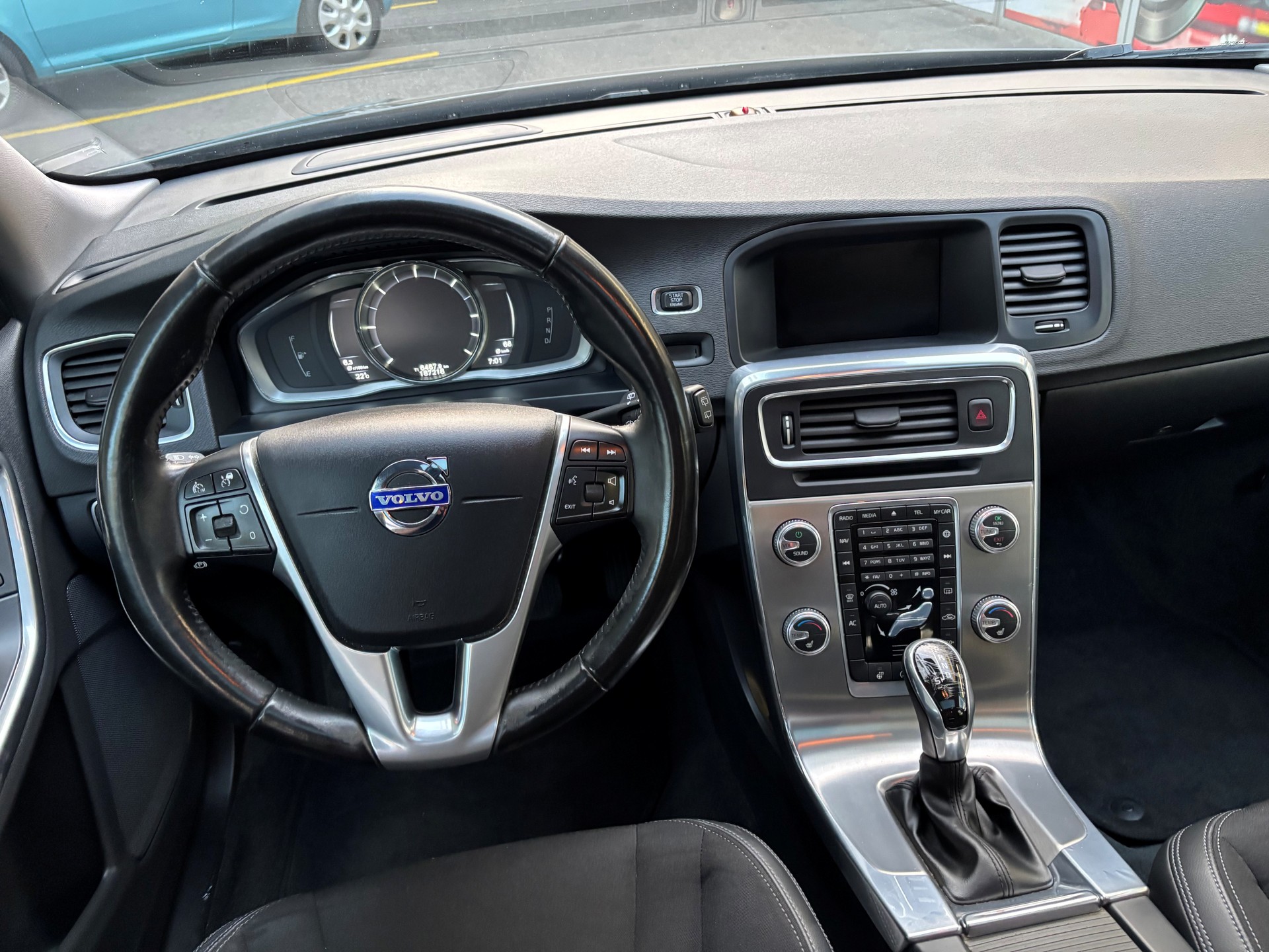 VOLVO V60-image-3