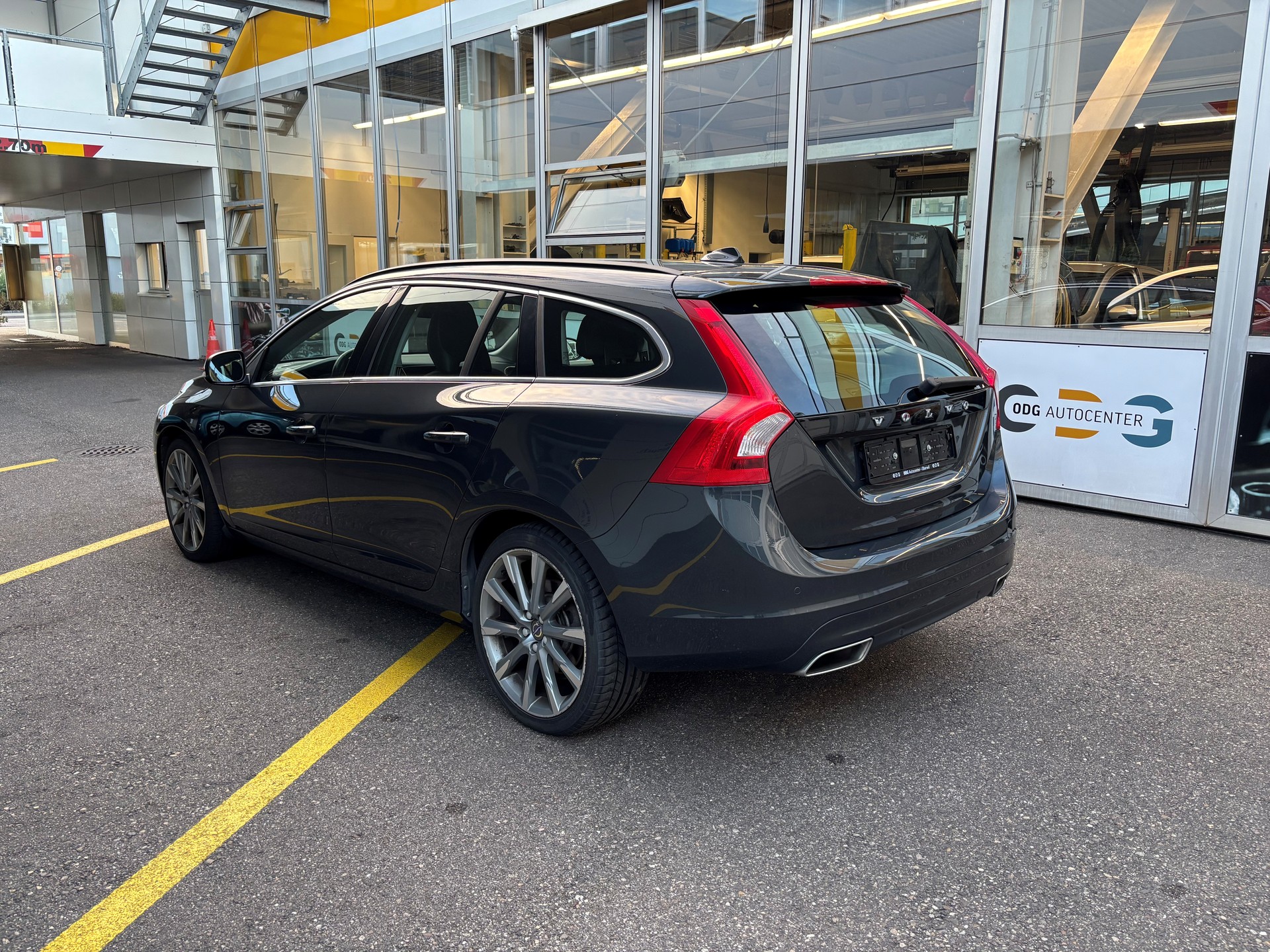 VOLVO V60-image-2