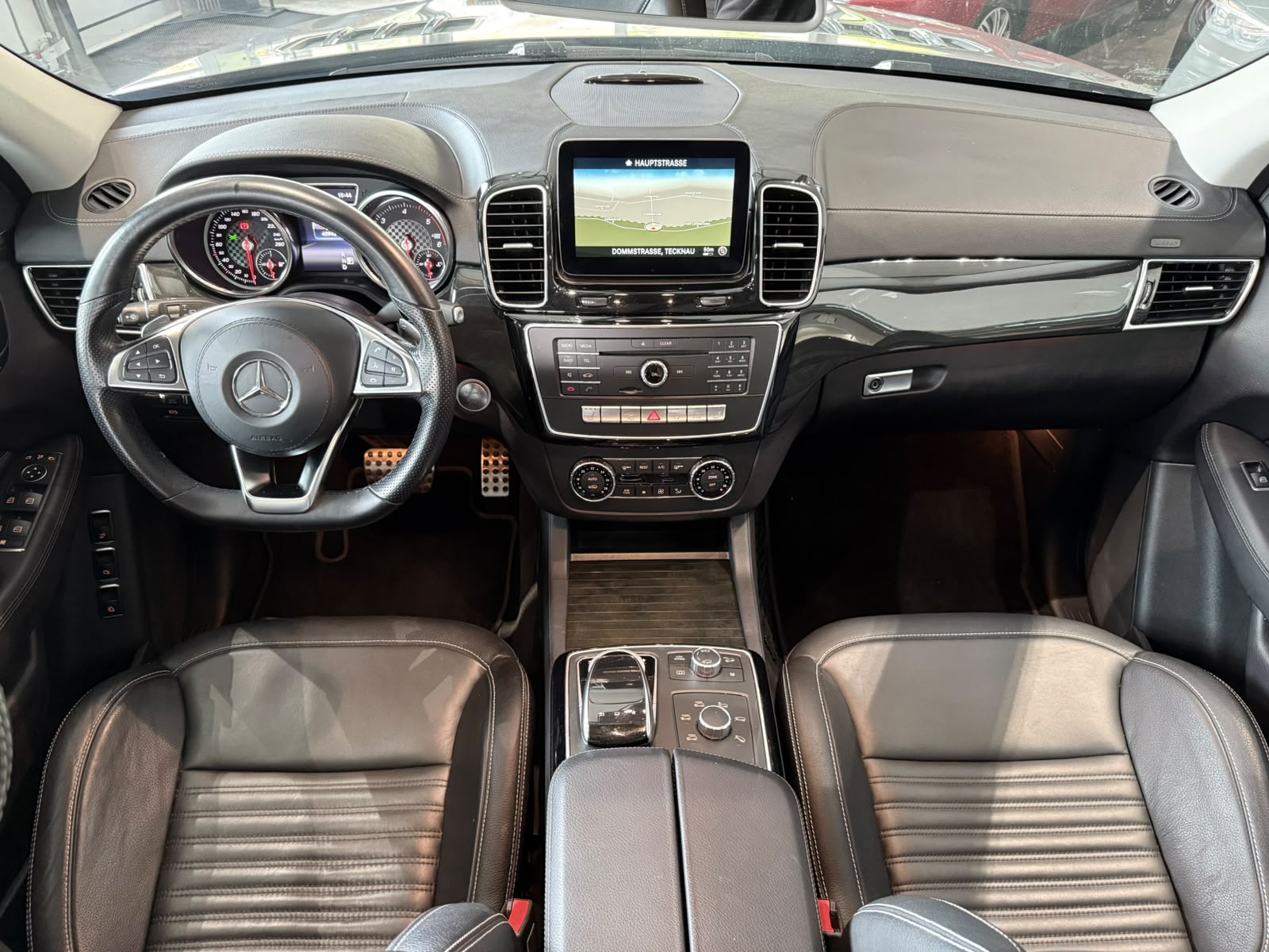 MERCEDES-BENZ GLS 350 d AMG Line 4Matic 9G-TRONIC-image-17
