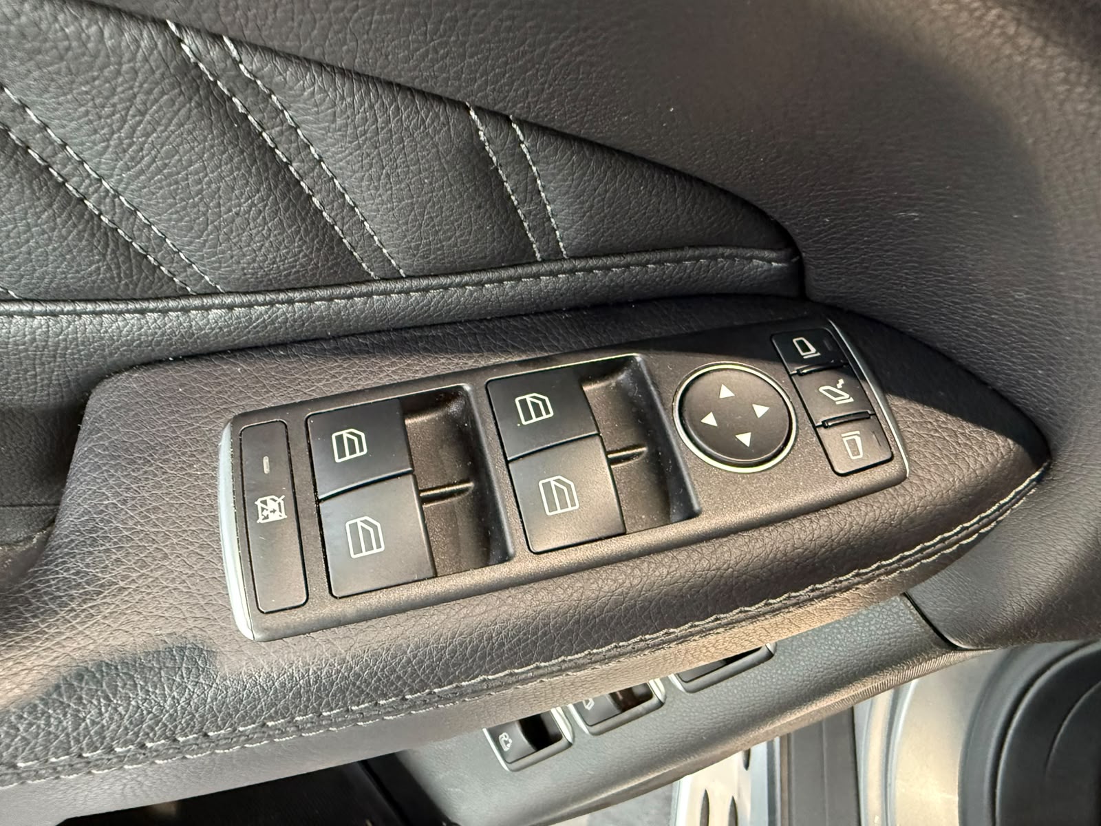 MERCEDES-BENZ GLS 350 d AMG Line 4Matic 9G-TRONIC-image-27