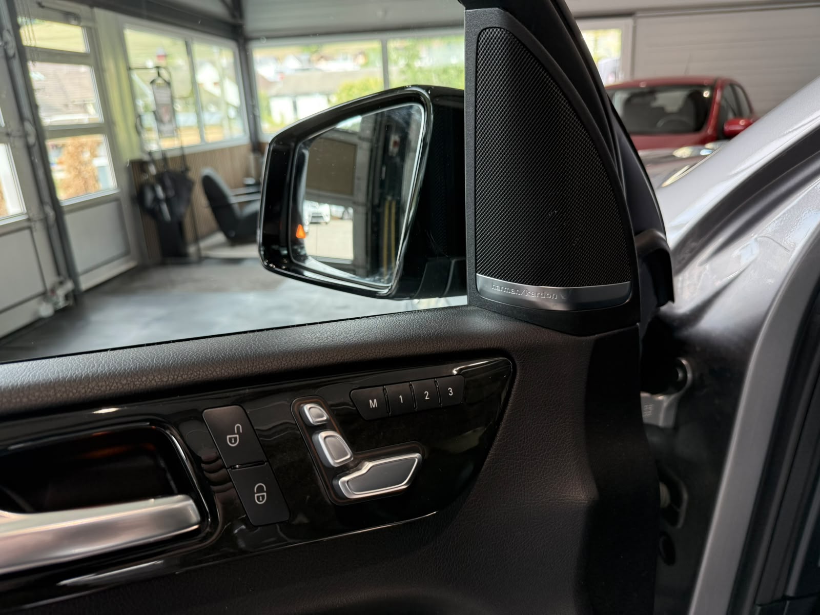 MERCEDES-BENZ GLS 350 d AMG Line 4Matic 9G-TRONIC-image-29