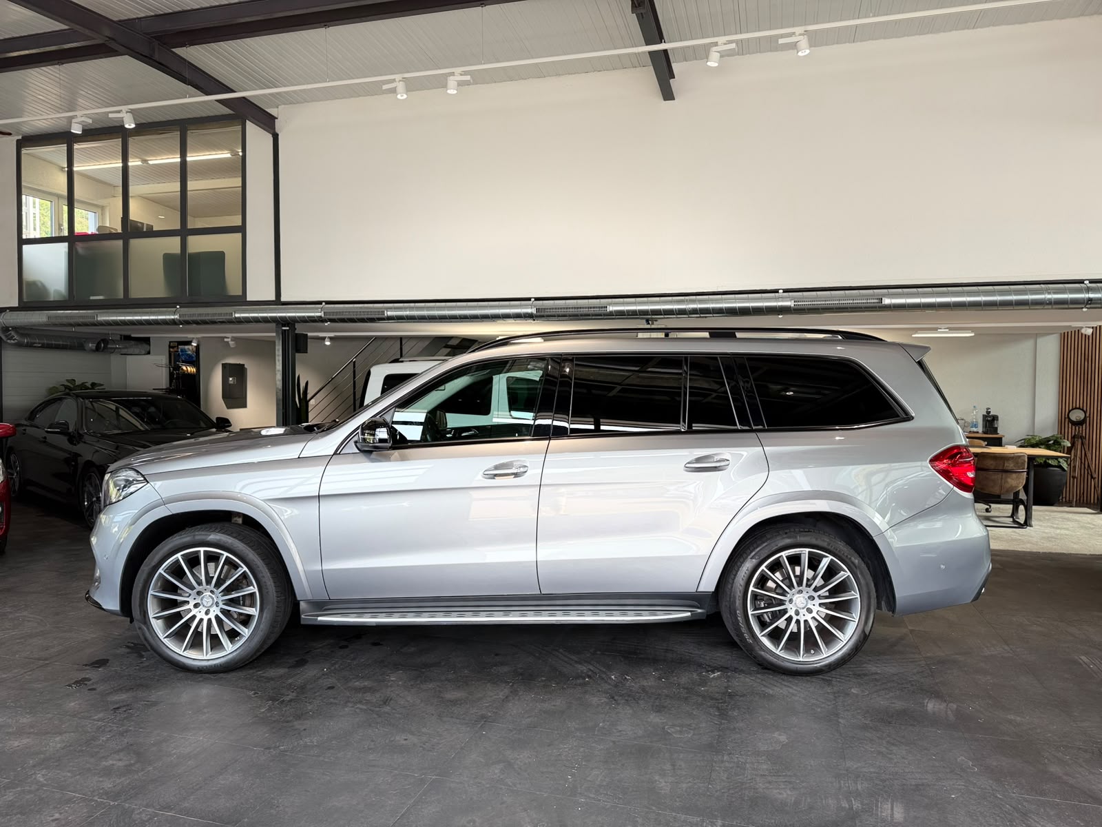 MERCEDES-BENZ GLS 350 d AMG Line 4Matic 9G-TRONIC-showroom-element-1