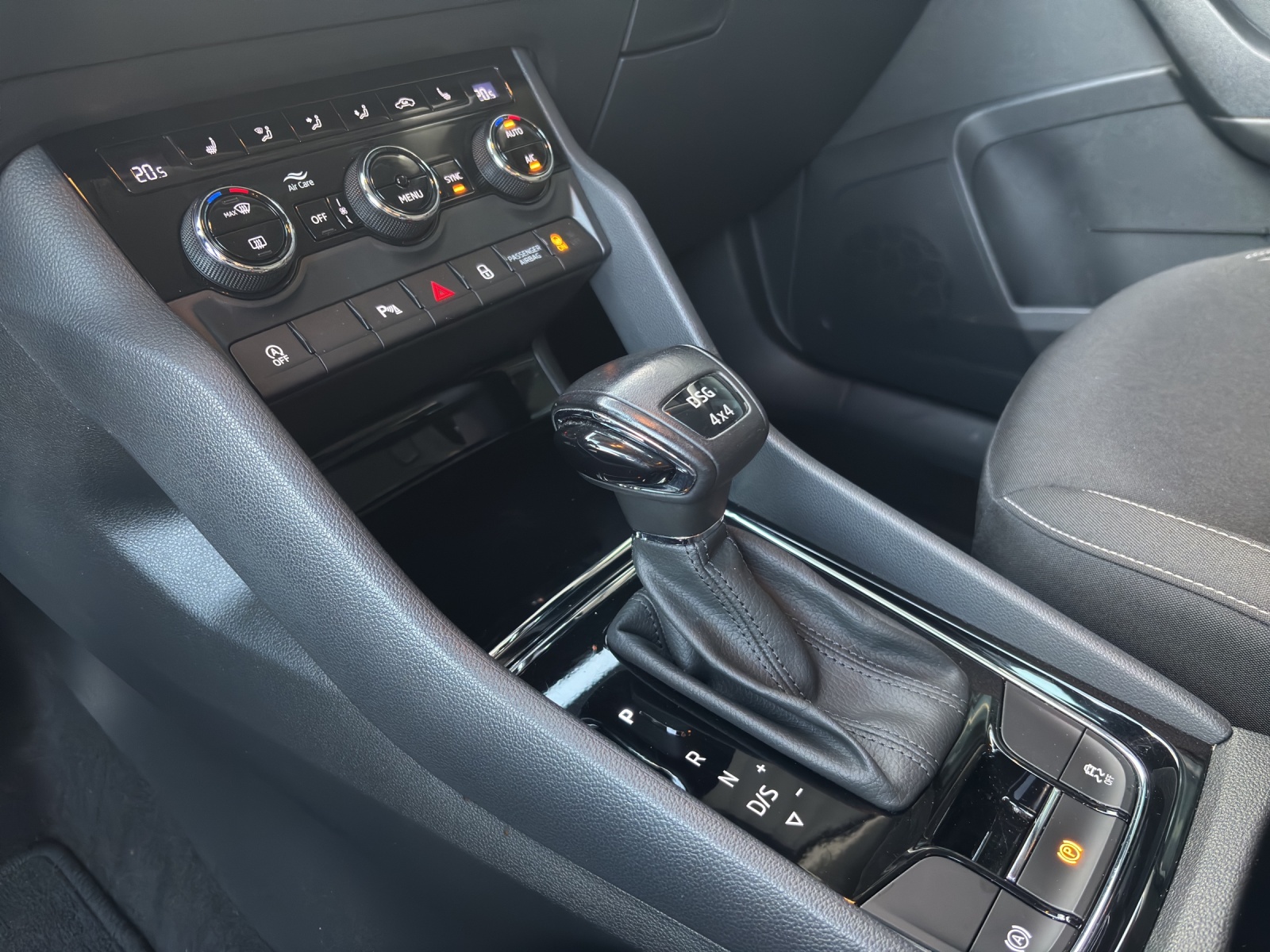 SKODA Karoq 2.0 TDI CR Ambition 4x4 DSG-image-6