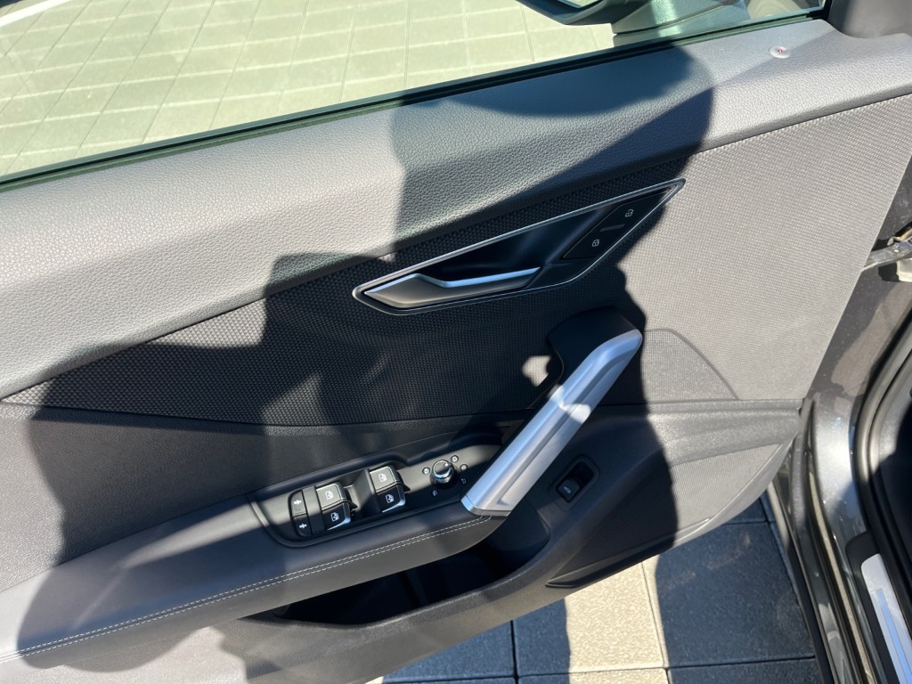 AUDI Q2 40 TFSI S line quattro S-tronic-image-9
