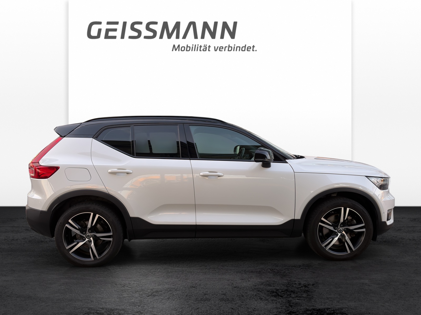 VOLVO XC40 1.5 T5 PiH R-Design-image-3