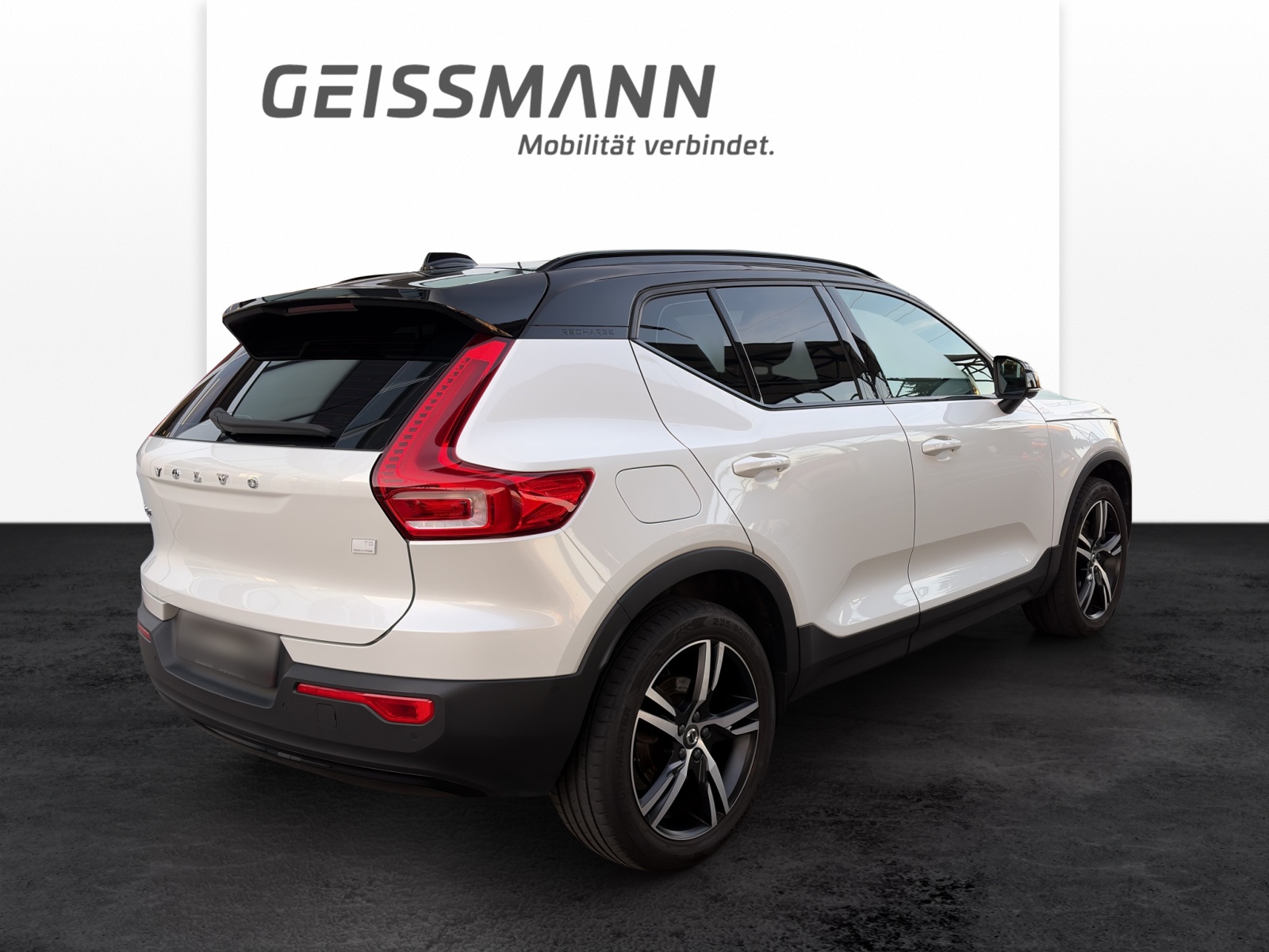 VOLVO XC40 1.5 T5 PiH R-Design-image-4