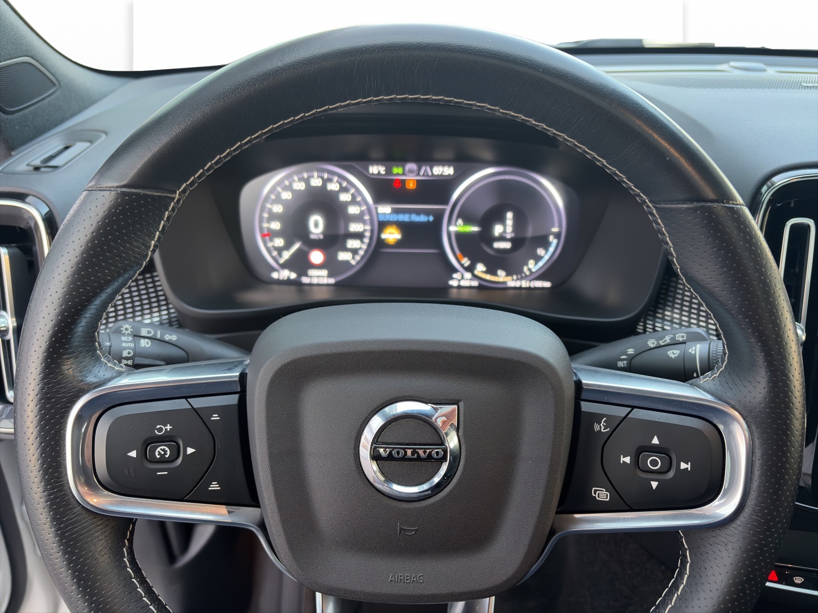 VOLVO XC40 1.5 T5 PiH R-Design-image-10