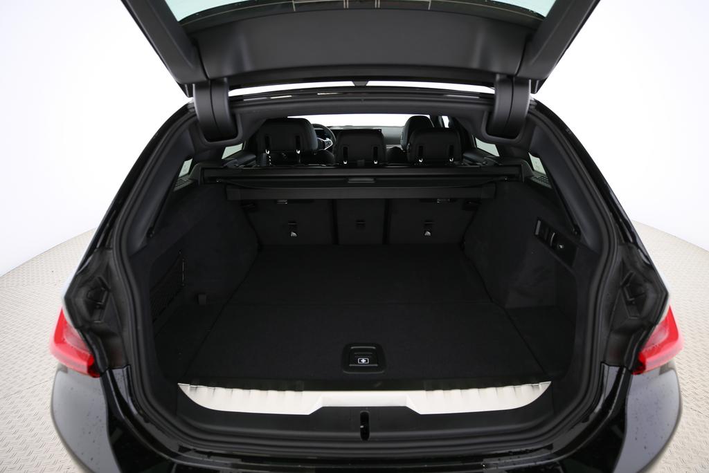 BMW 330e xDrive SAG Touring-image-18