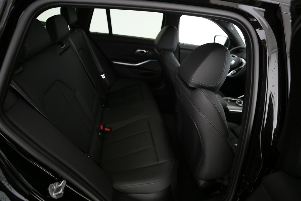 BMW 330e xDrive SAG Touring-image-16
