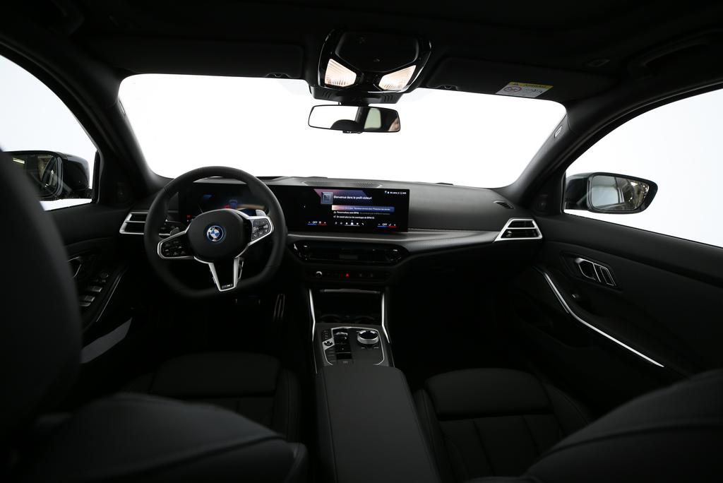 BMW 330e xDrive SAG Touring-image-13