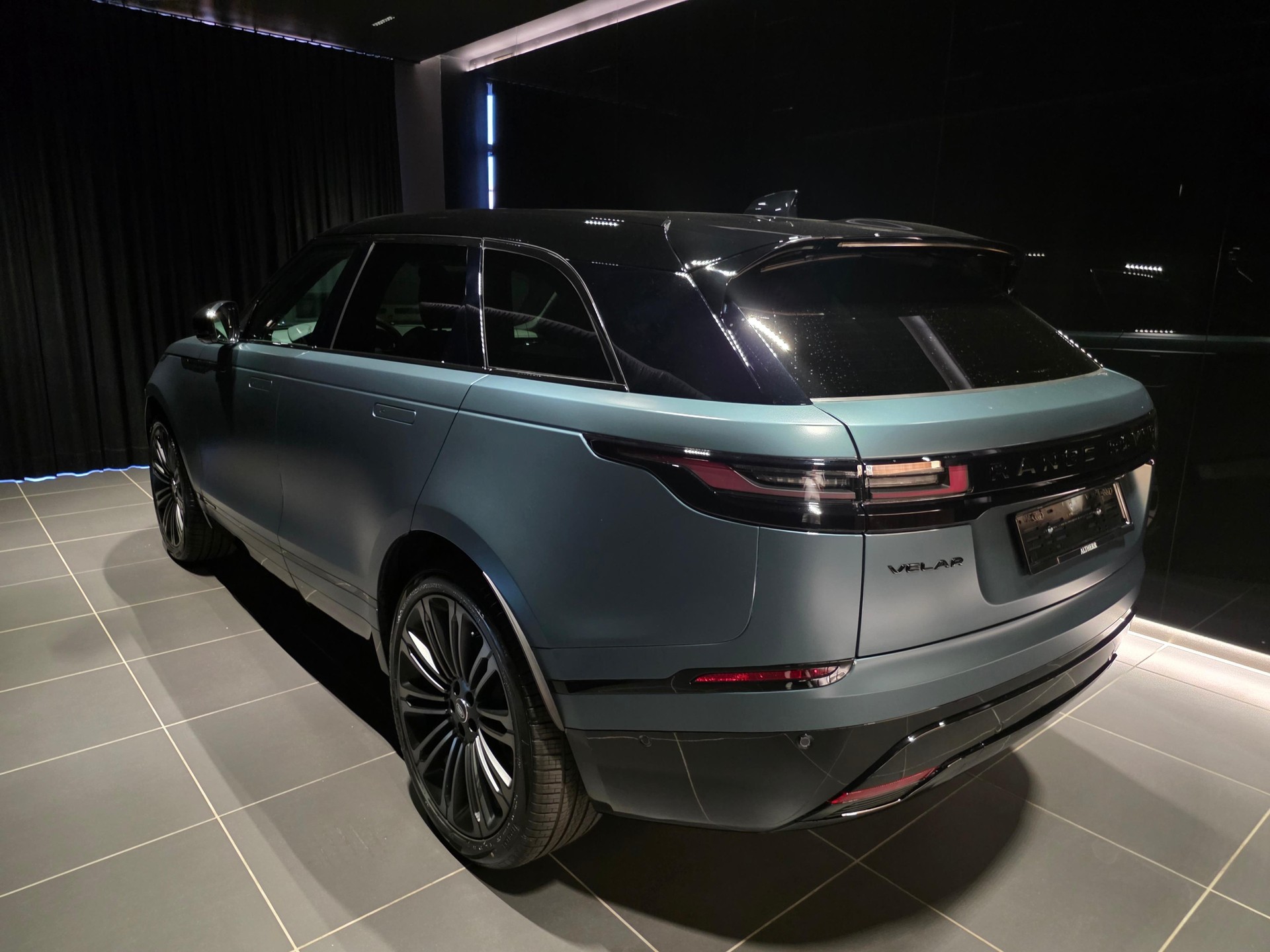 LAND ROVER Range Rover Velar 3.0 I6 Belgravia Edition Satin-image-1