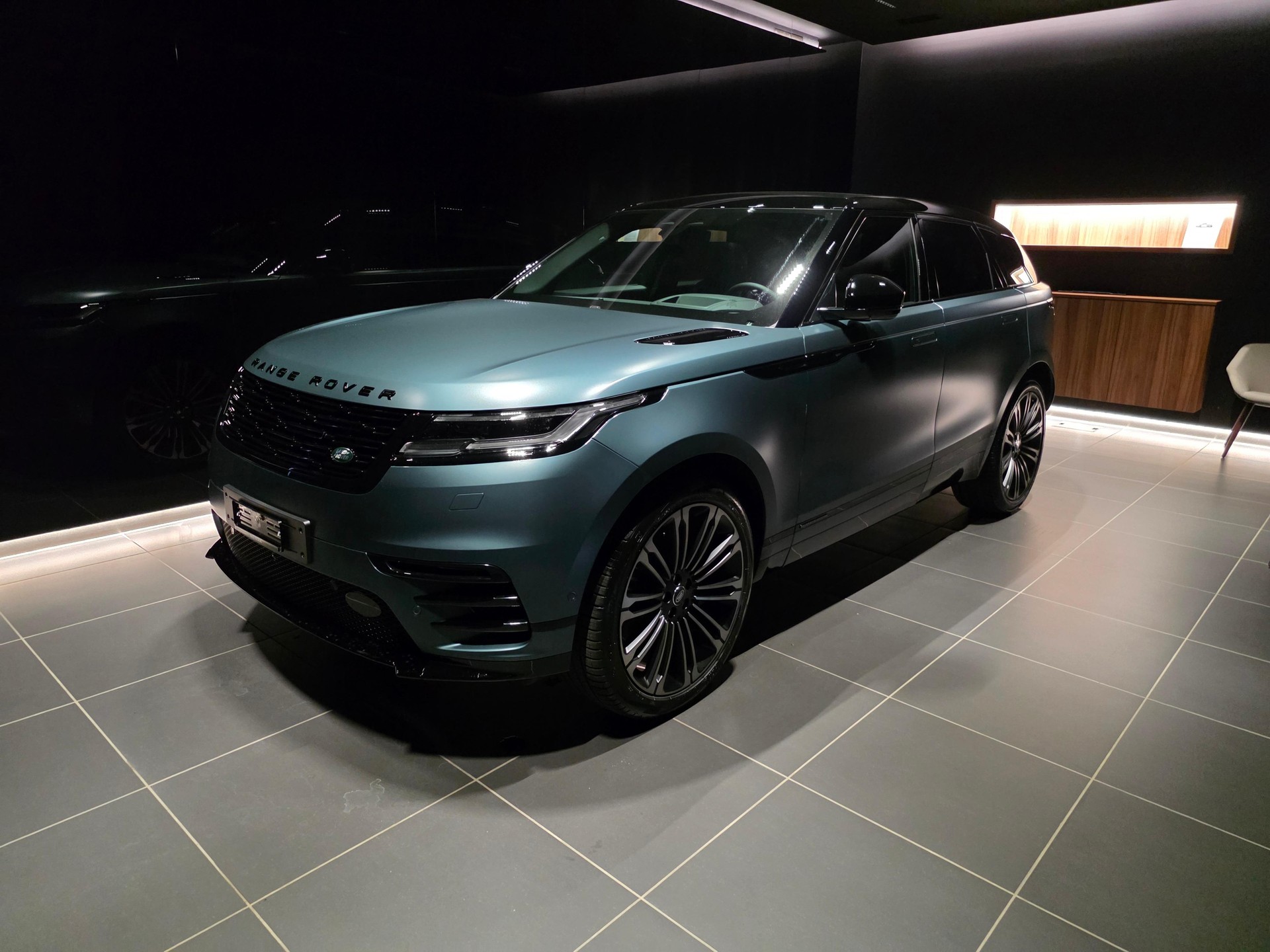 LAND ROVER Range Rover Velar 3.0 I6 Belgravia Edition Satin-image-0