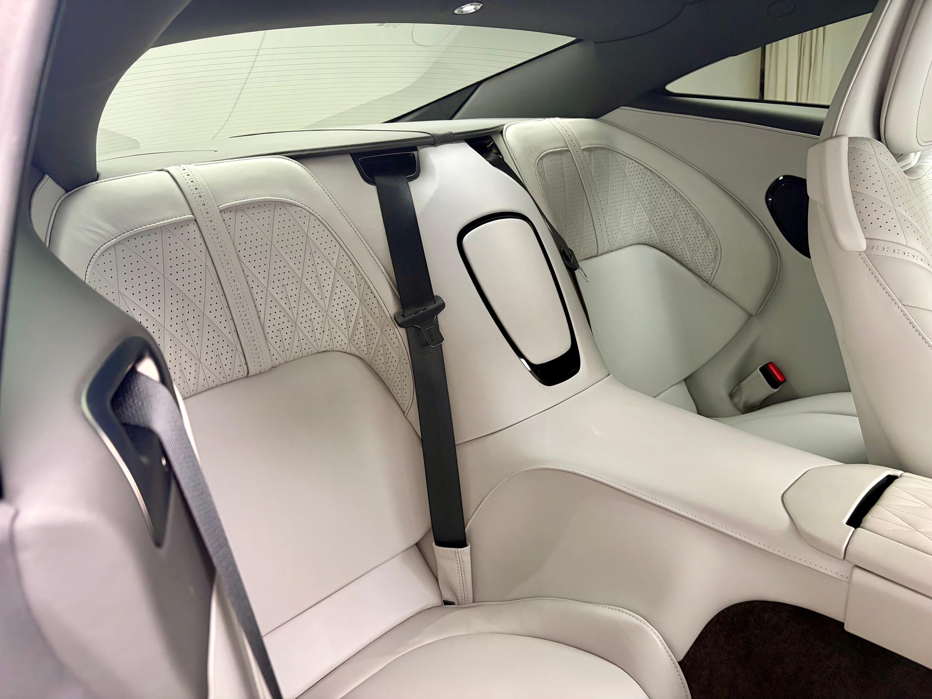 ASTON MARTIN DB12 Coupé 4.0 V8 Bi-Turbo-image-13