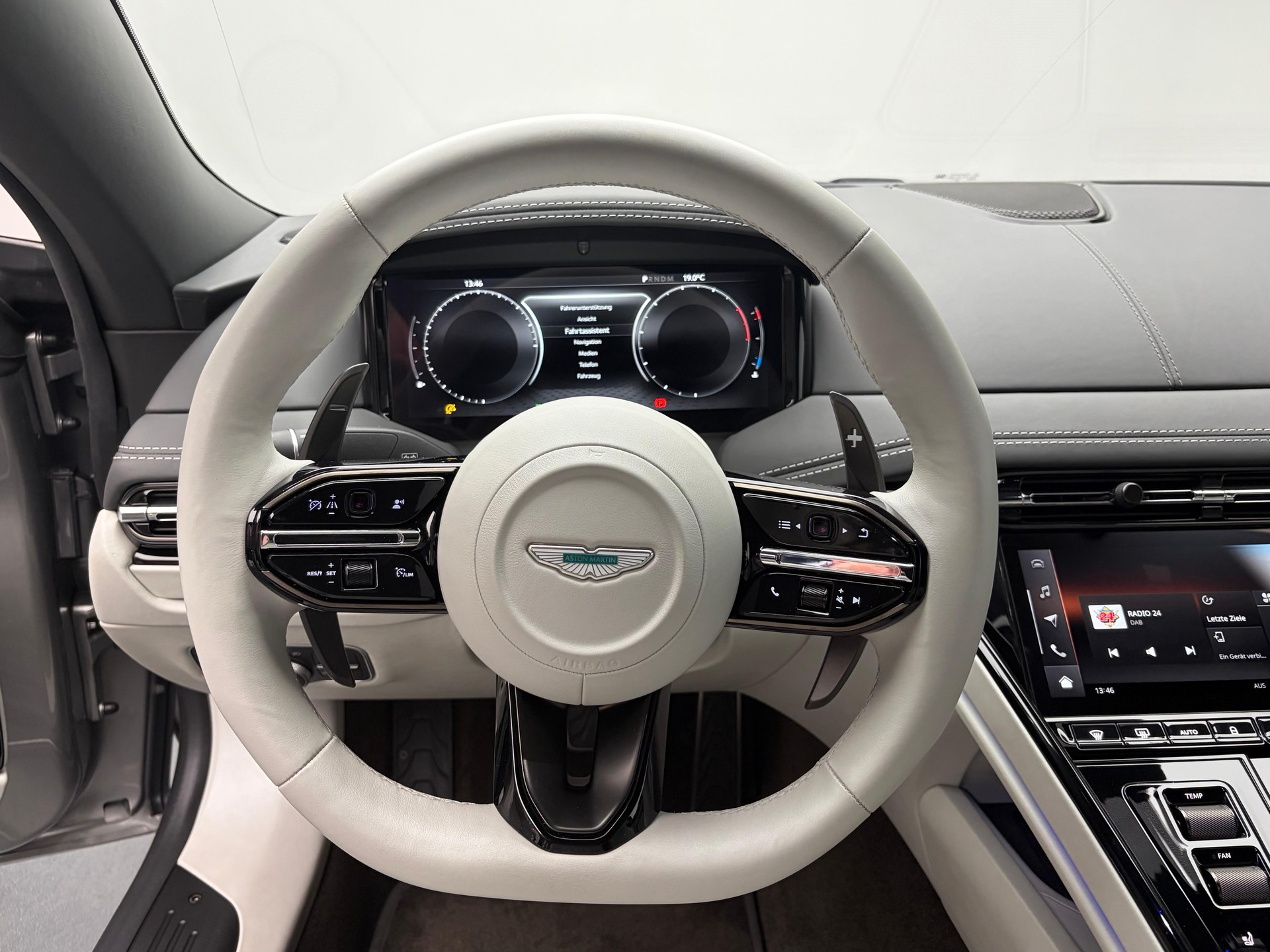 ASTON MARTIN DB12 Coupé 4.0 V8 Bi-Turbo-image-5