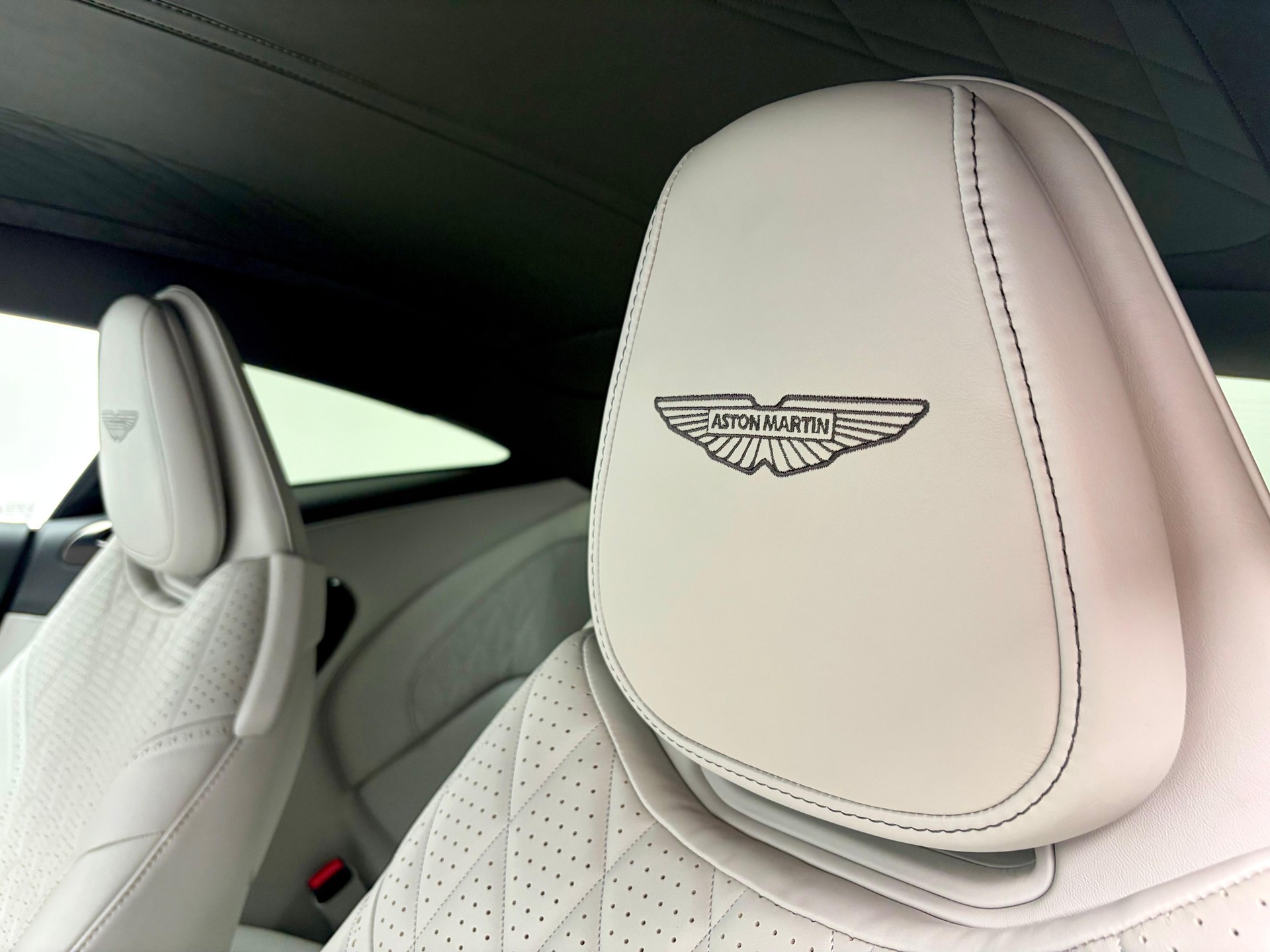 ASTON MARTIN DB12 Coupé 4.0 V8 Bi-Turbo-image-9
