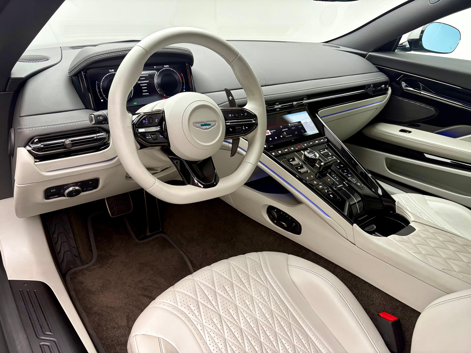 ASTON MARTIN DB12 Coupé 4.0 V8 Bi-Turbo-image-3