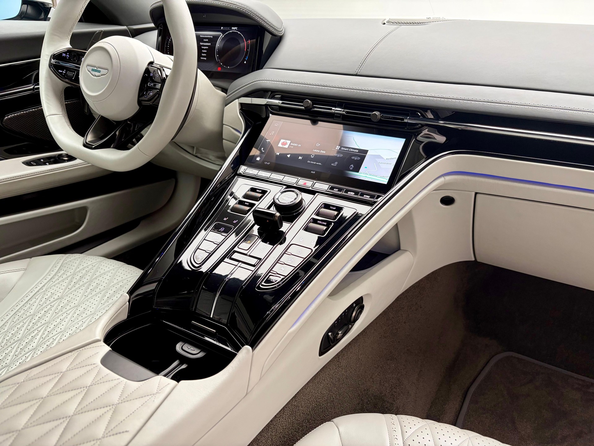 ASTON MARTIN DB12 Coupé 4.0 V8 Bi-Turbo-image-8