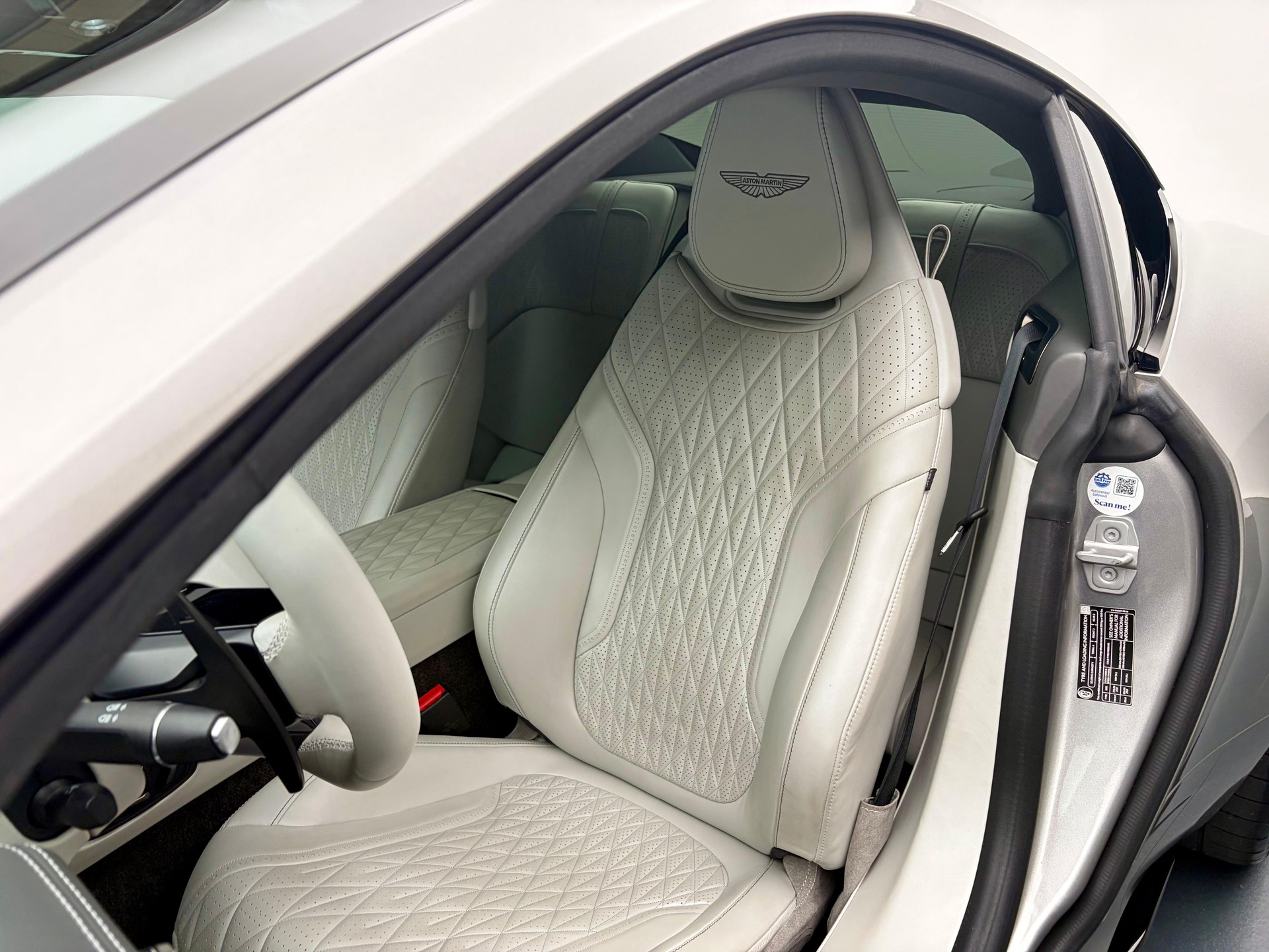 ASTON MARTIN DB12 Coupé 4.0 V8 Bi-Turbo-image-7