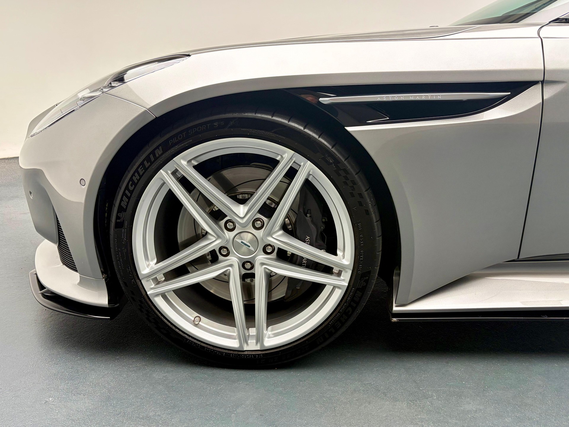 ASTON MARTIN DB12 Coupé 4.0 V8 Bi-Turbo-image-14