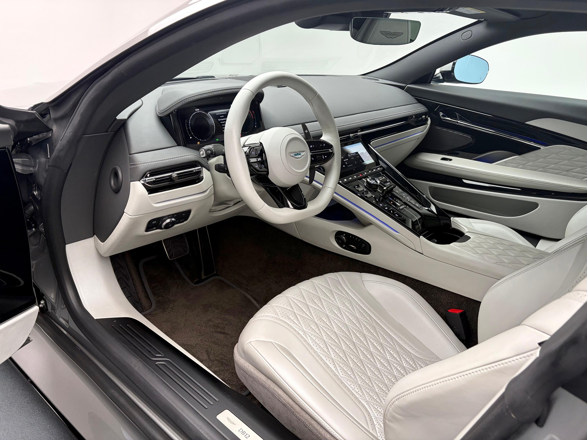ASTON MARTIN DB12 Coupé 4.0 V8 Bi-Turbo-image-2