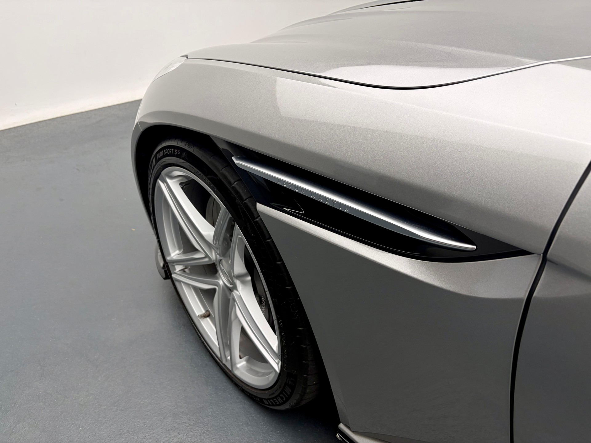 ASTON MARTIN DB12 Coupé 4.0 V8 Bi-Turbo-image-15