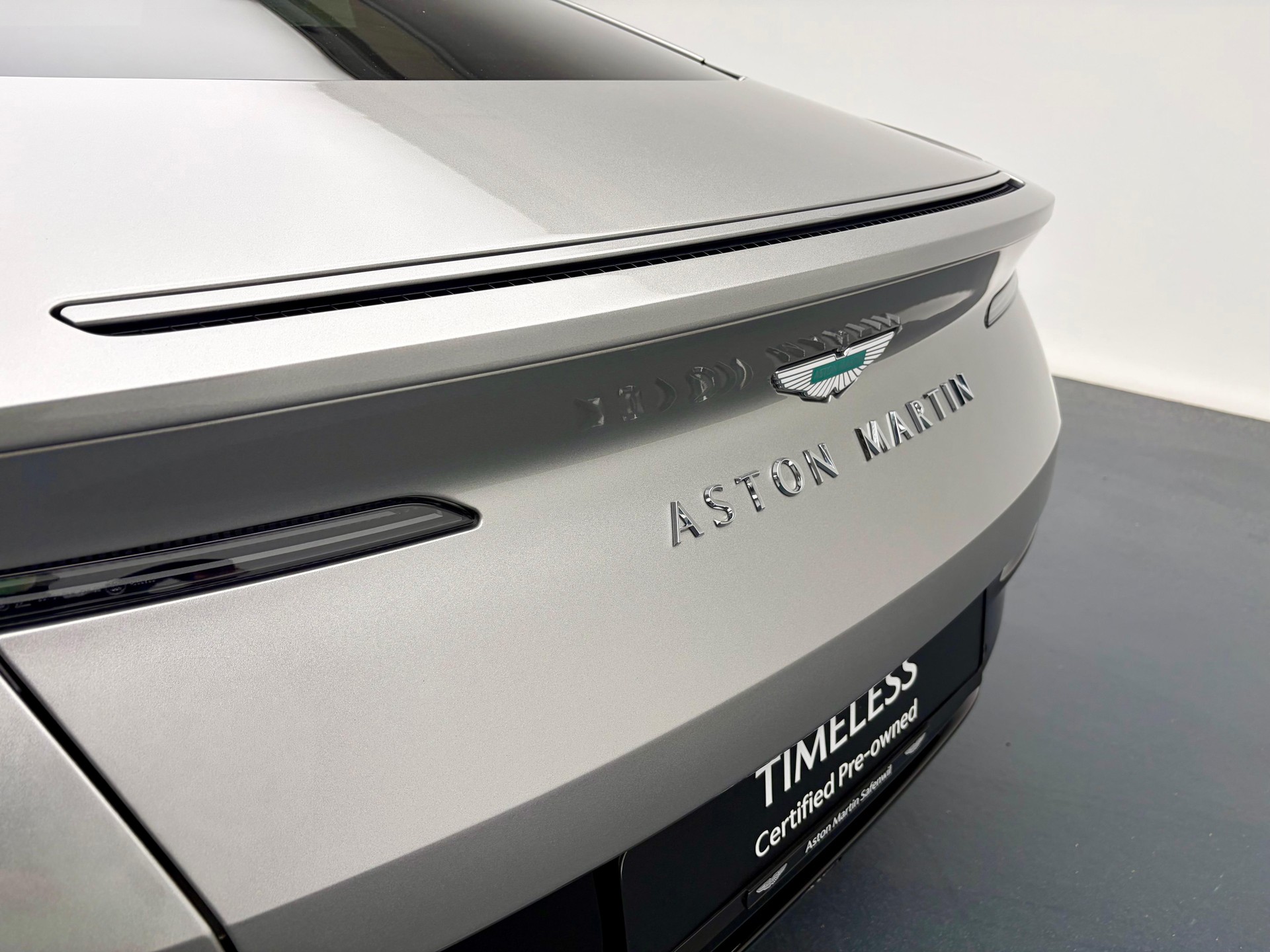 ASTON MARTIN DB12 Coupé 4.0 V8 Bi-Turbo-image-18