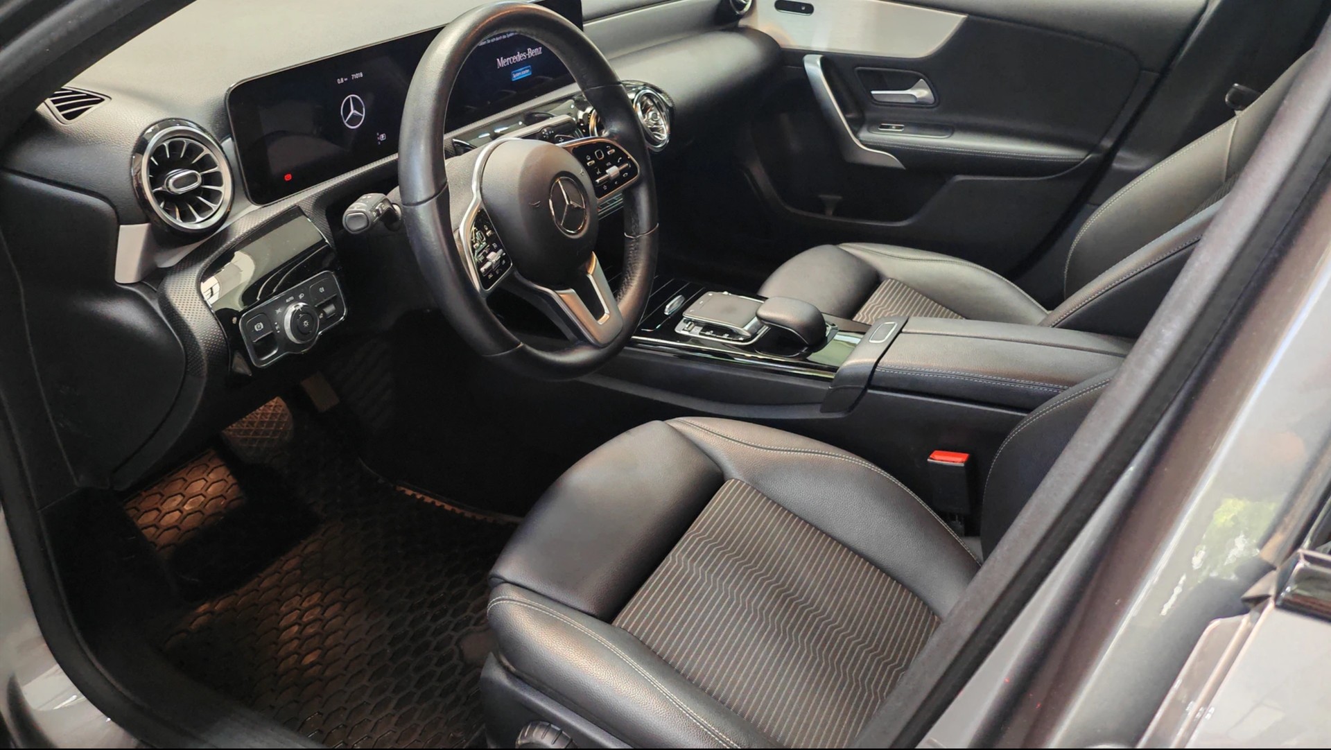 MERCEDES-BENZ A 200 Progressive-image-6