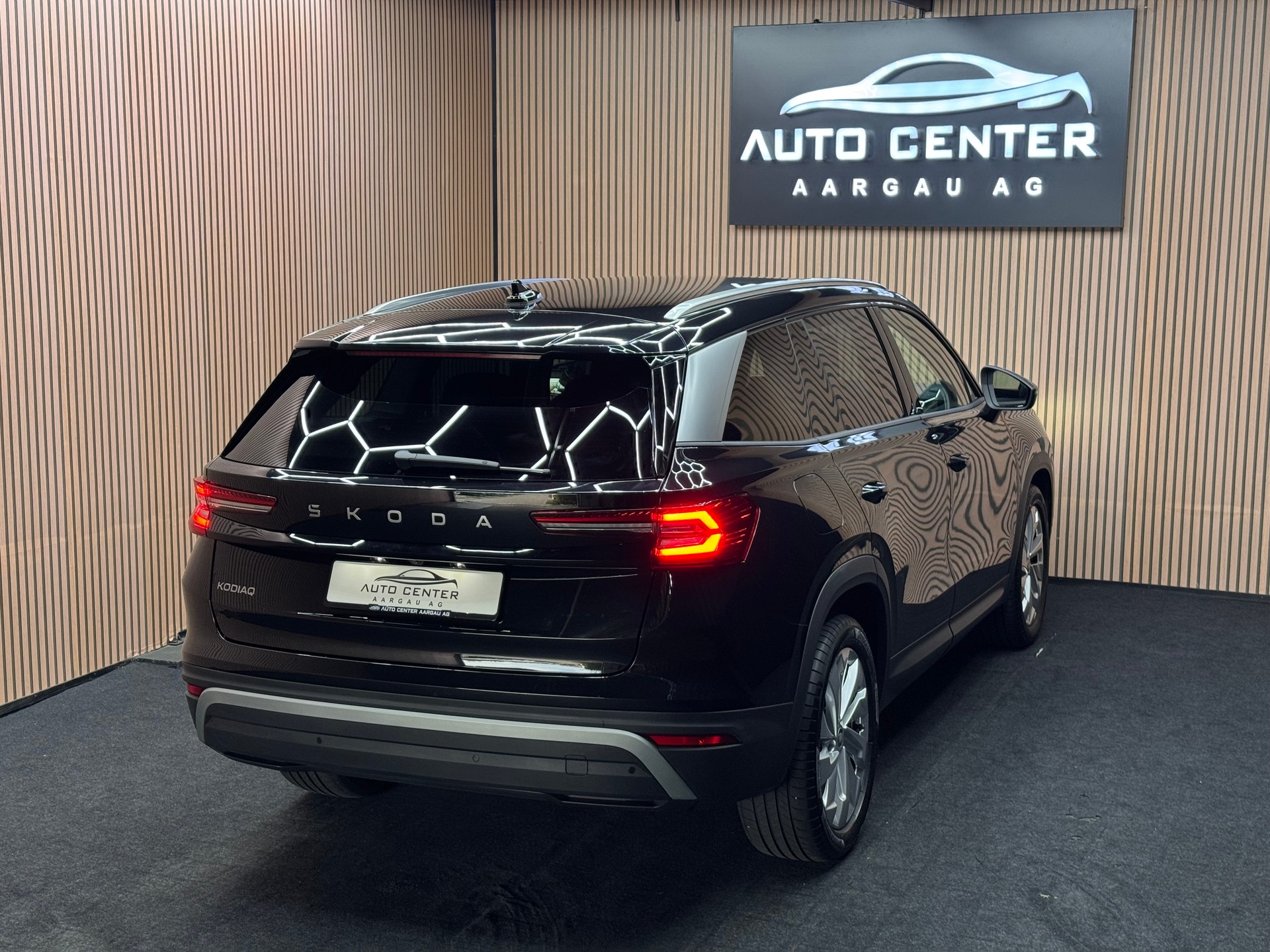 SKODA Kodiaq 1.5 TSI Selection 2026 *ab CHF 359.-/ Monat* / *7 Sitze* / *Werksgarantie* / *AHK*-showroom-element-3
