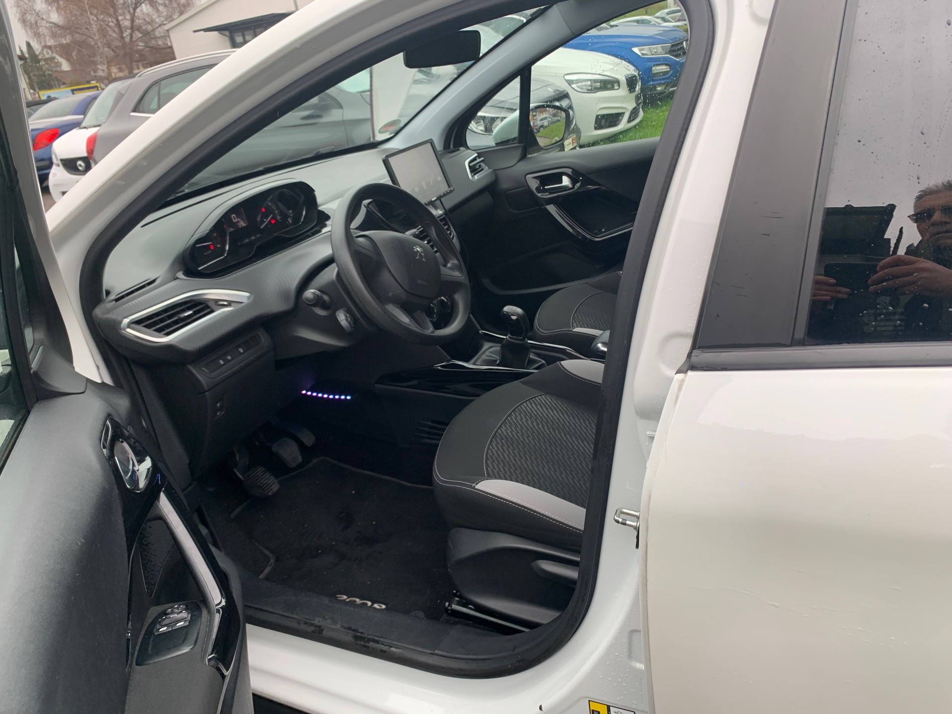 PEUGEOT 2008 1.6 e-HDi Féline-image-1