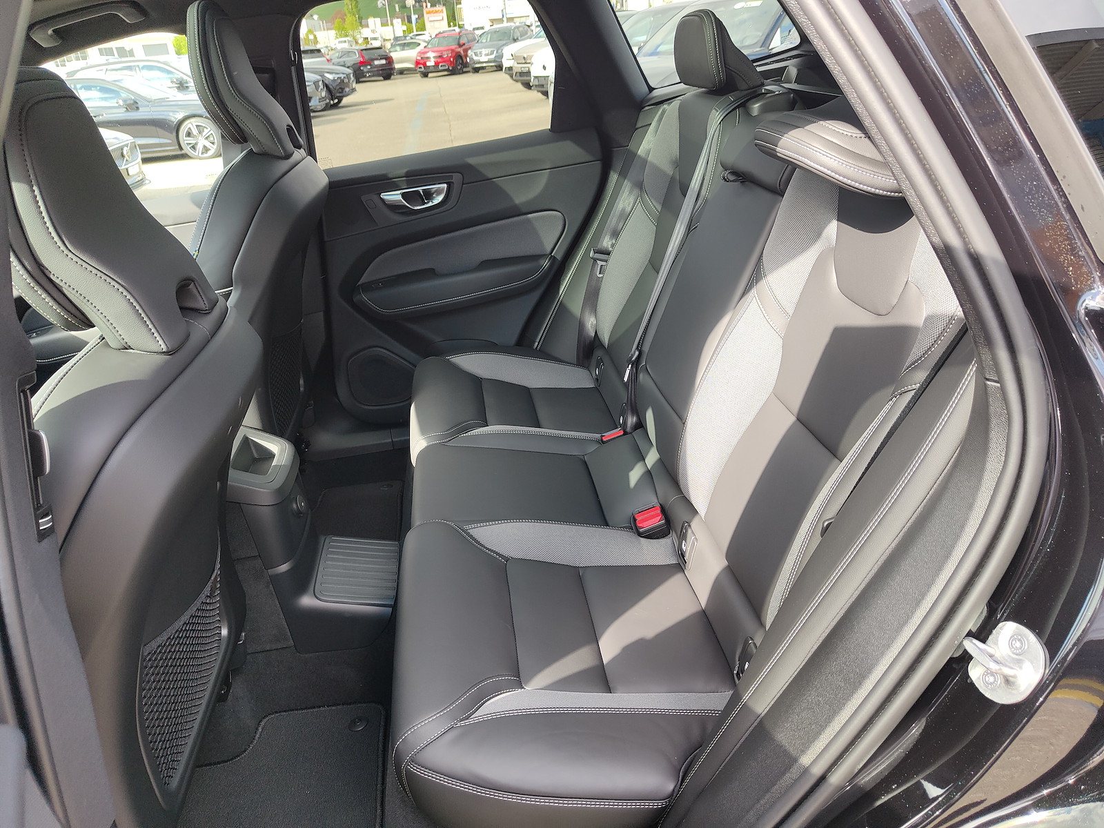 VOLVO XC60 2.0 T6 TE Ultimate Dark eAWD-image-13