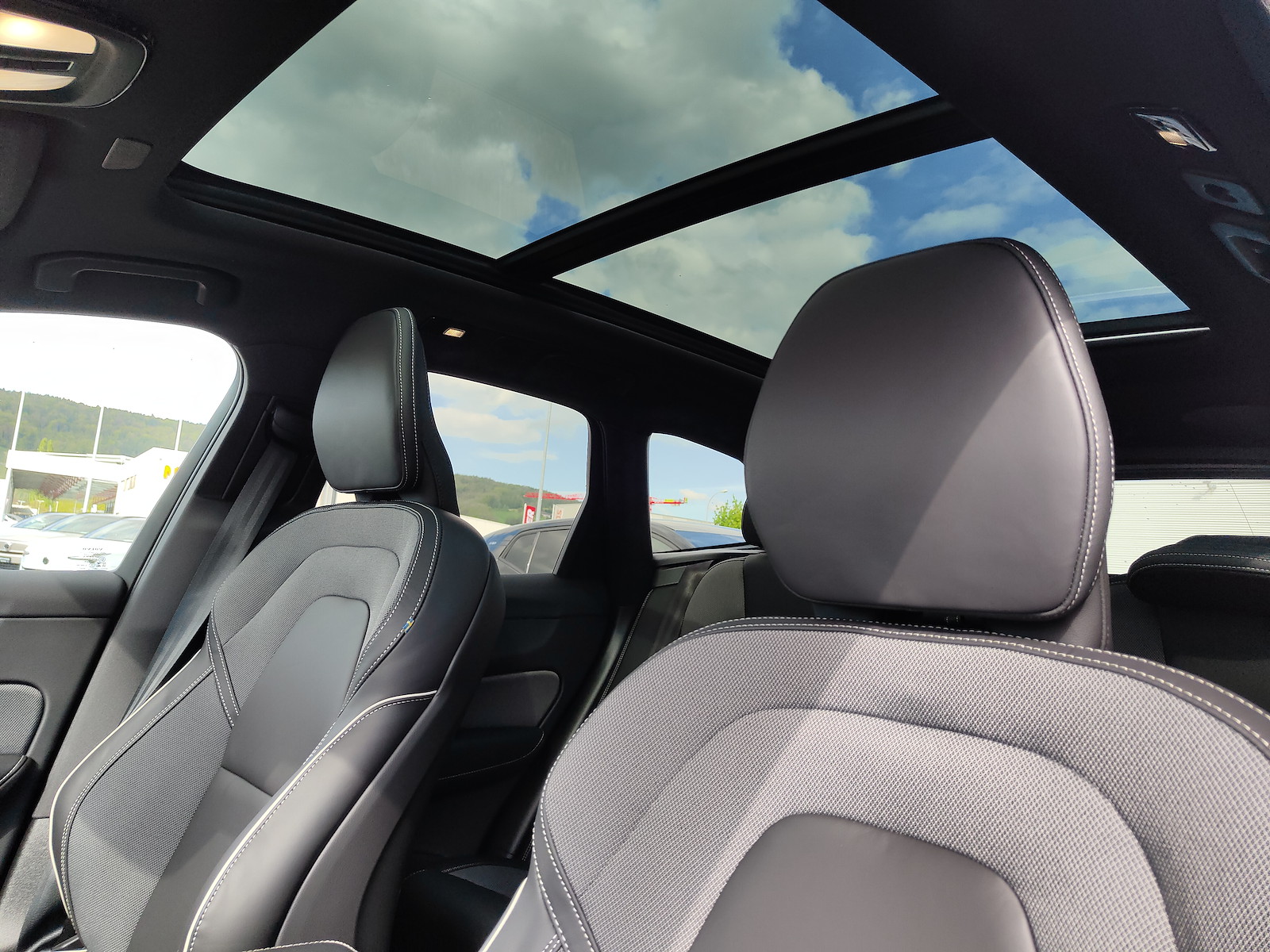 VOLVO XC60 2.0 T6 TE Ultimate Dark eAWD-image-12