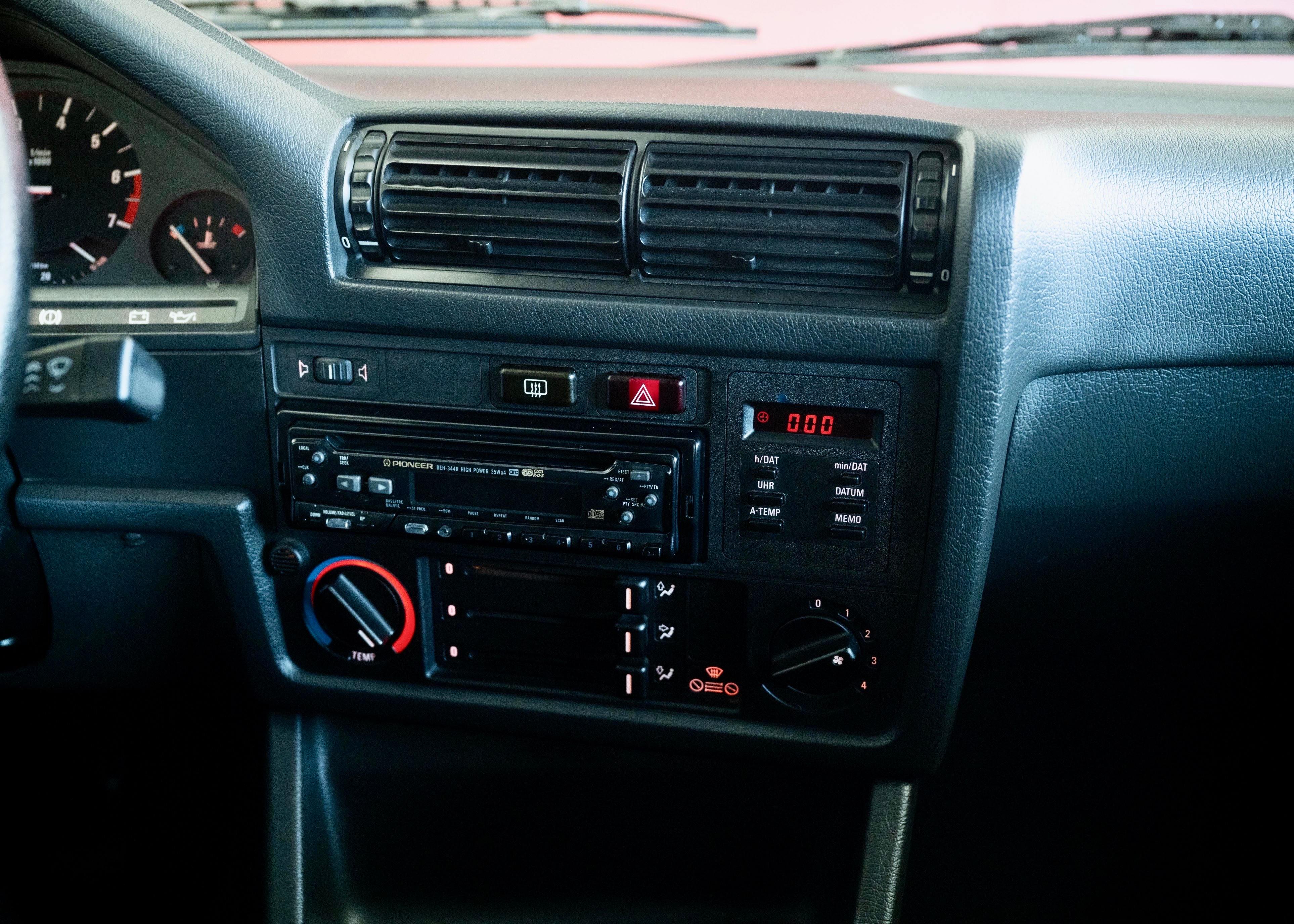 Image BMW 318 318i Coupe (Swiss car, 1st hand, full service history)