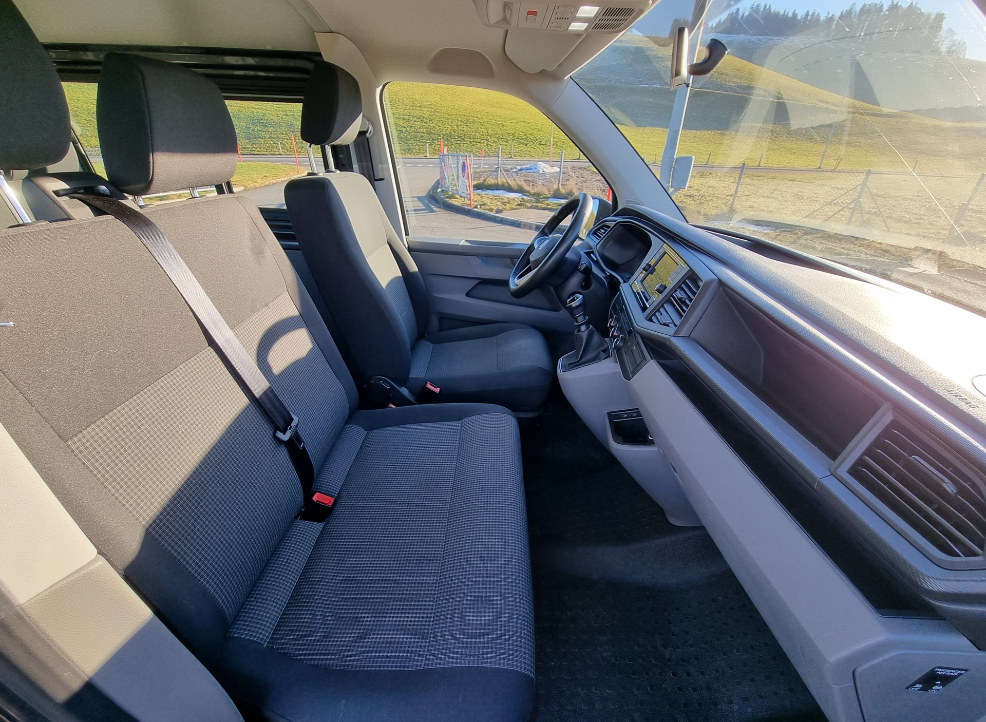VW T6 Kombi 2.0 TDI-image-2