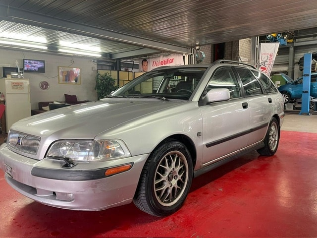 VOLVO V40 2.0T-image-13