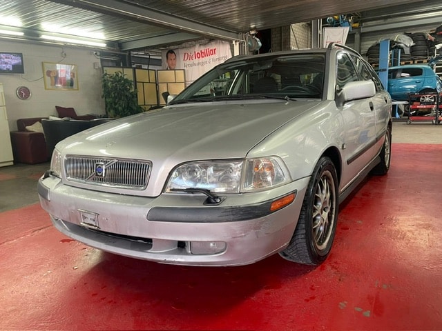 VOLVO V40 2.0T-image-0