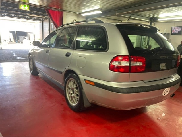 VOLVO V40 2.0T-image-9