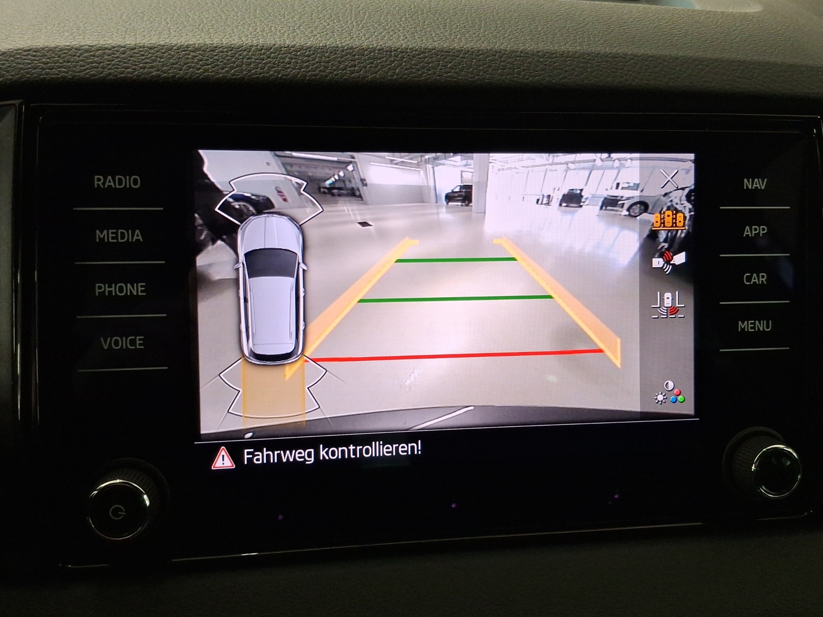 SKODA Karoq 2.0 TSI Dynamic Limited Edition 4x4 DSG-image-14