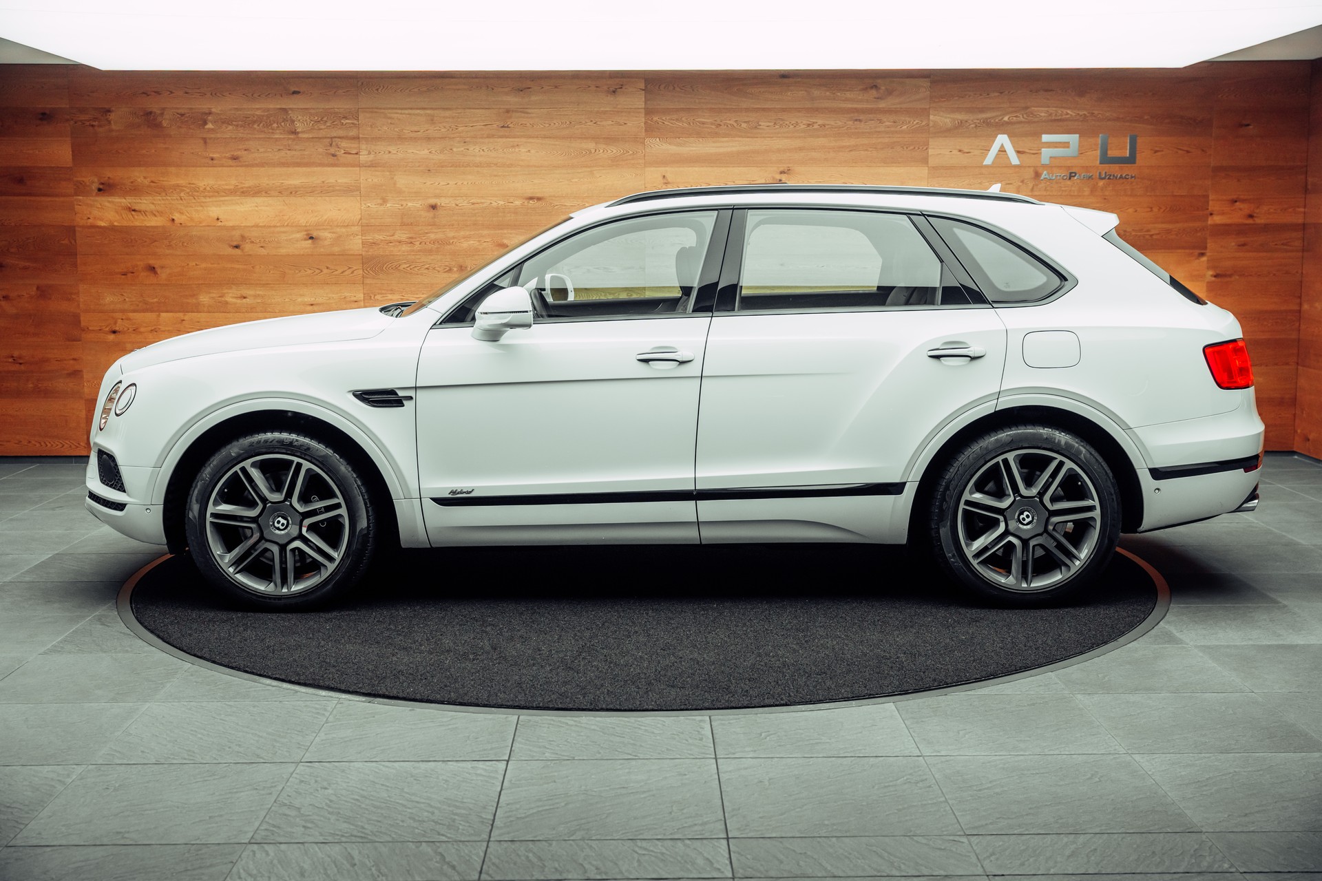 BENTLEY Bentayga V6 Hybrid-image-9