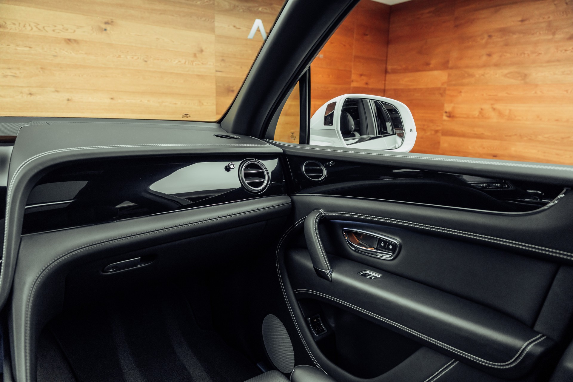 BENTLEY Bentayga V6 Hybrid-image-10