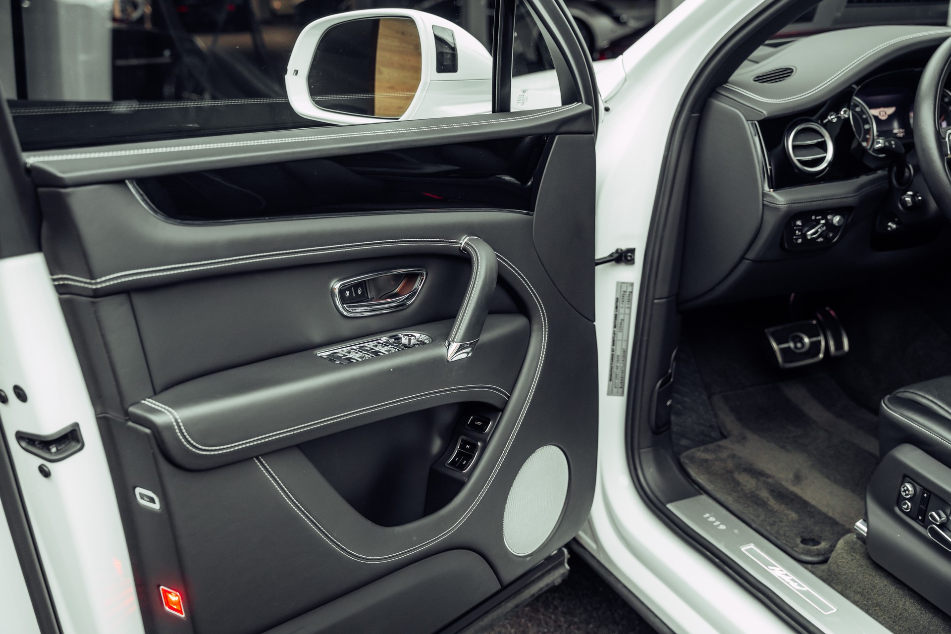 BENTLEY Bentayga V6 Hybrid-image-14