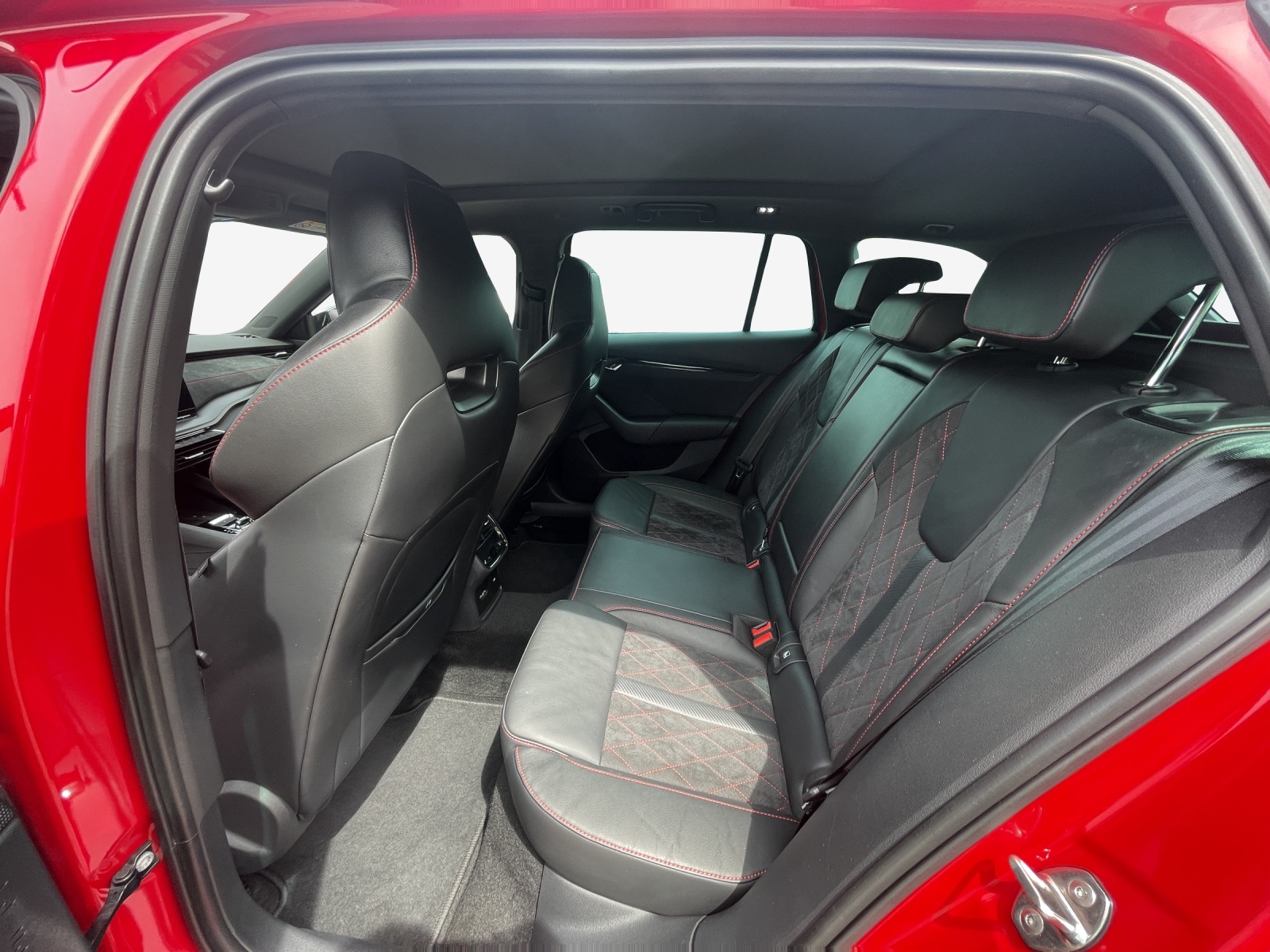 SKODA Octavia Combi 2.0 TDI DSG RS 4x4-image-11