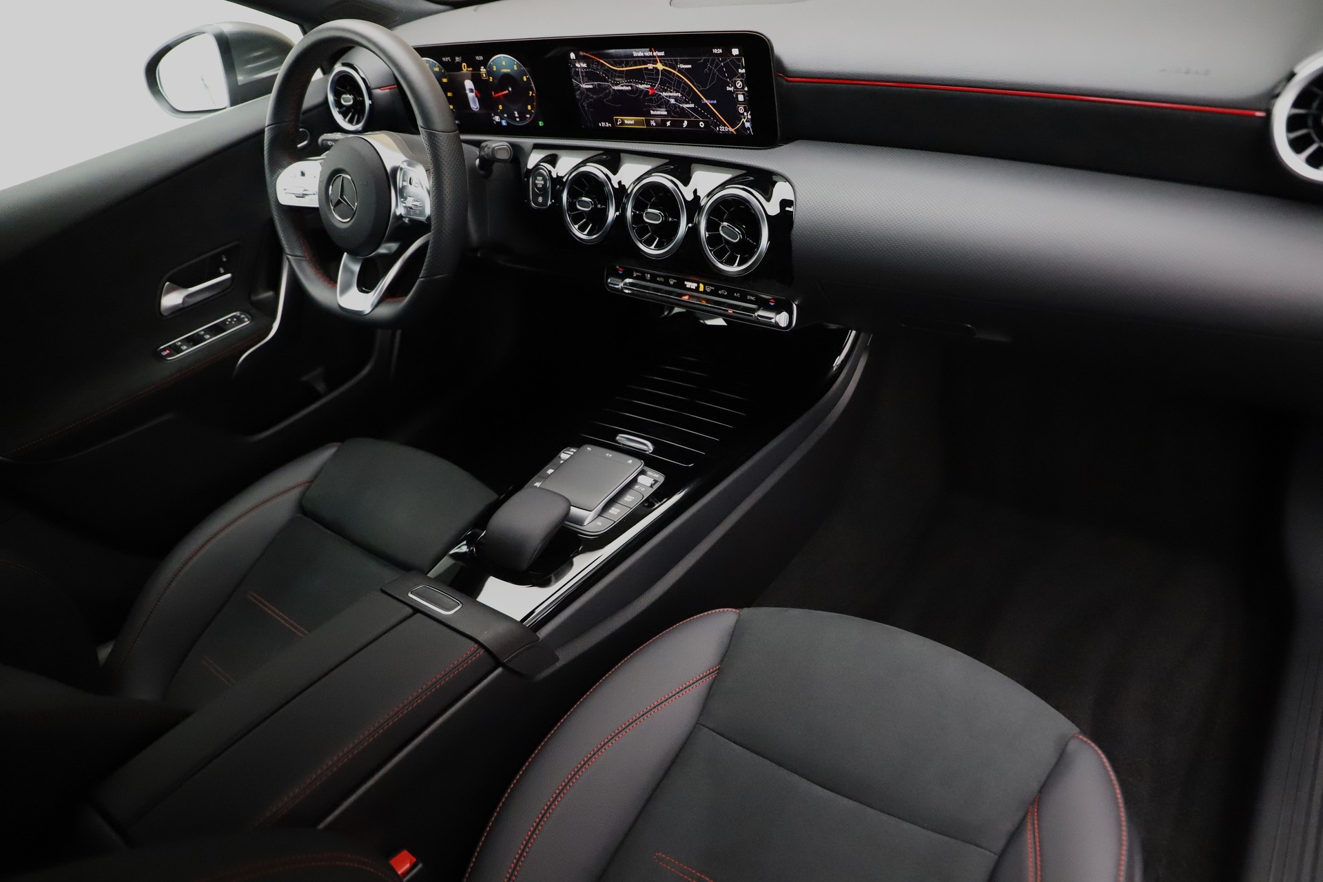 MERCEDES-BENZ A 250 AMG Line 4Matic 7G-DCT-image-6