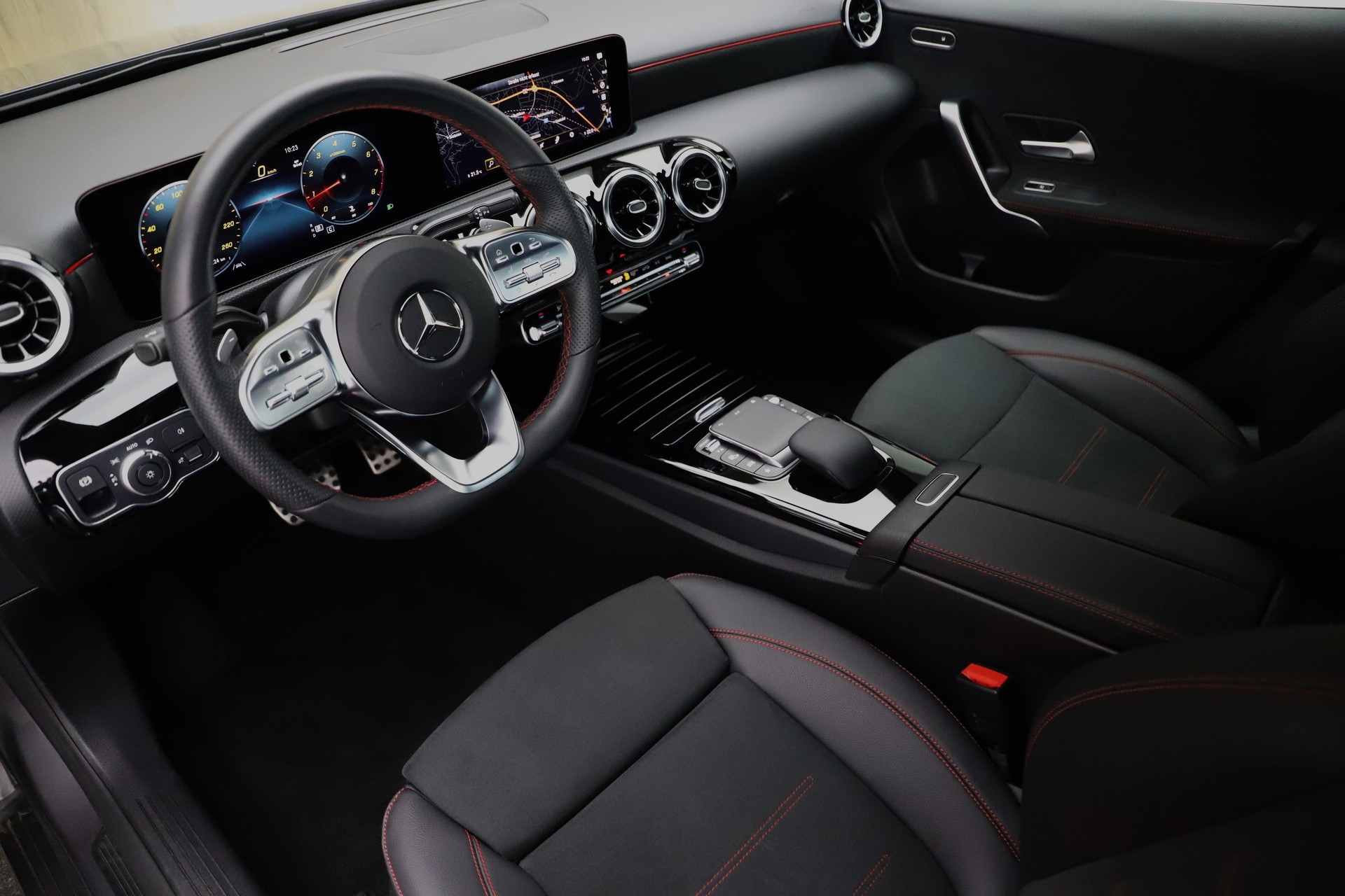 MERCEDES-BENZ A 250 AMG Line 4Matic 7G-DCT-image-4