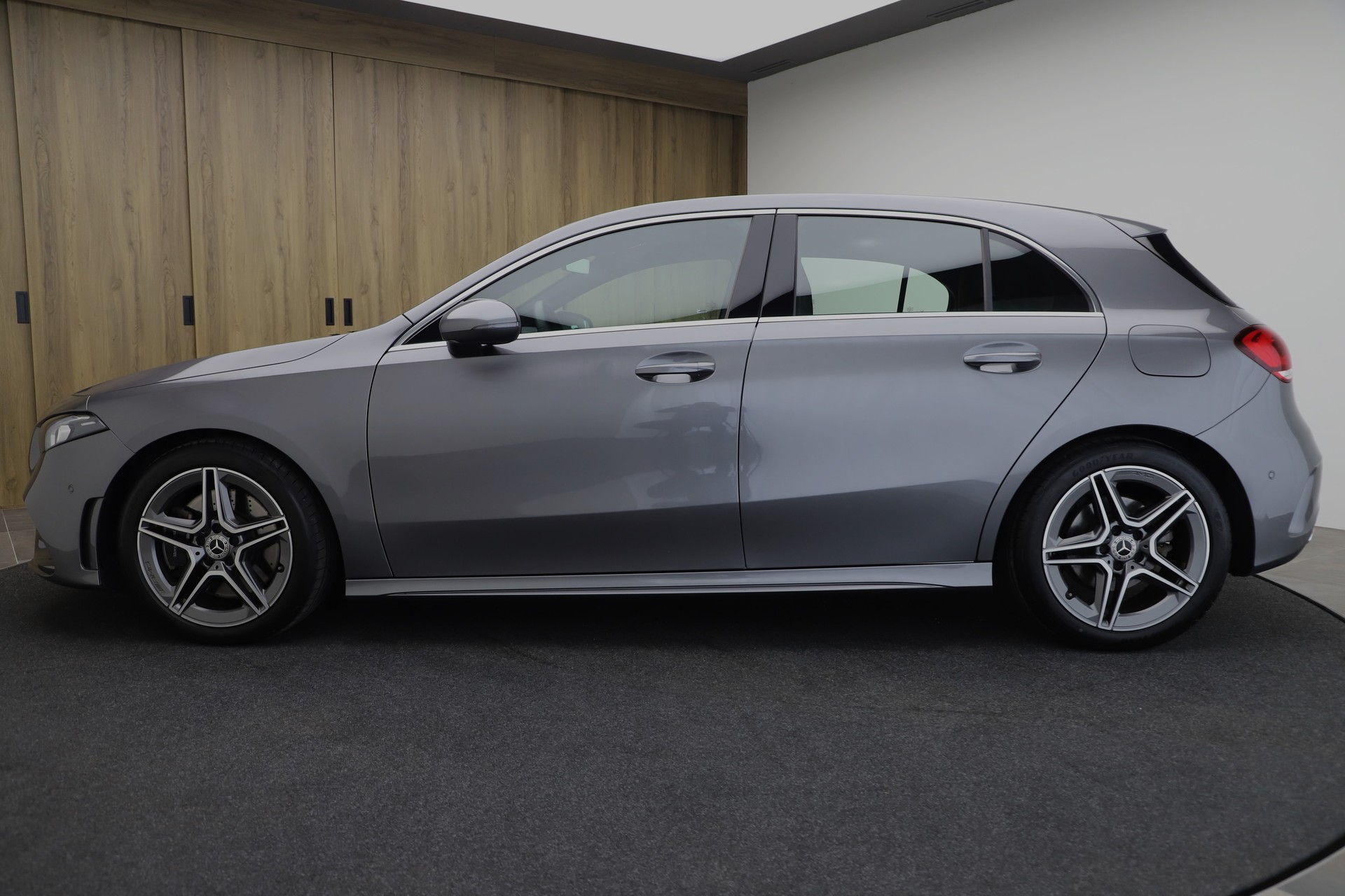 MERCEDES-BENZ A 250 AMG Line 4Matic 7G-DCT-image-2