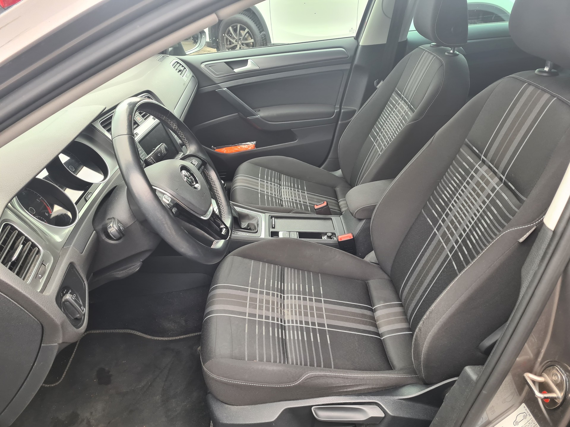 VW Golf 2.0 TDI Lounge 4Motion-image-8