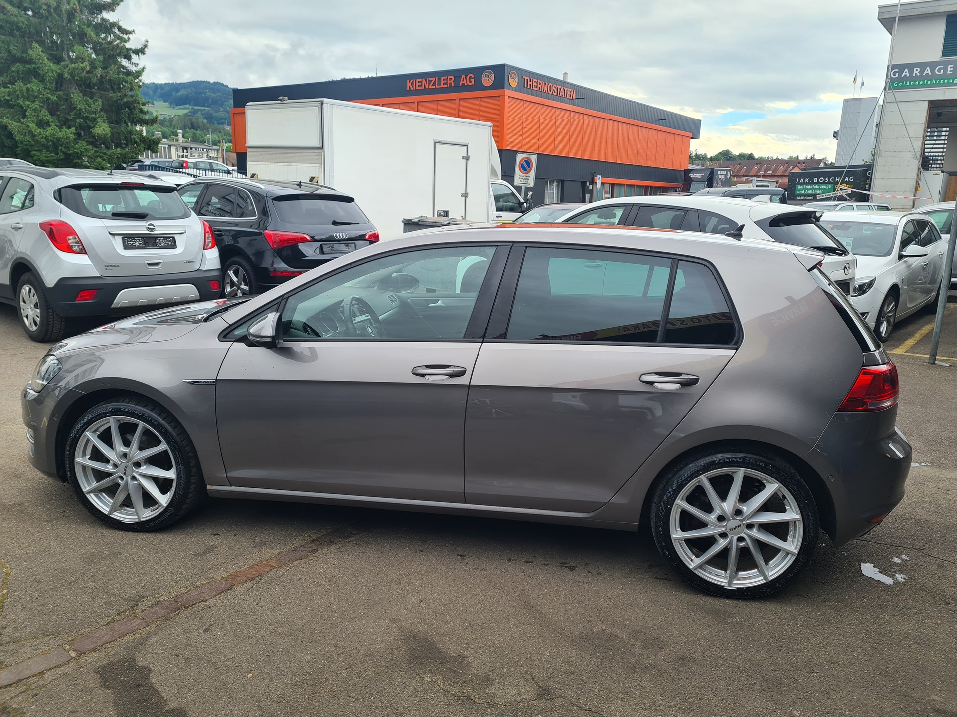 VW Golf 2.0 TDI Lounge 4Motion-image-4