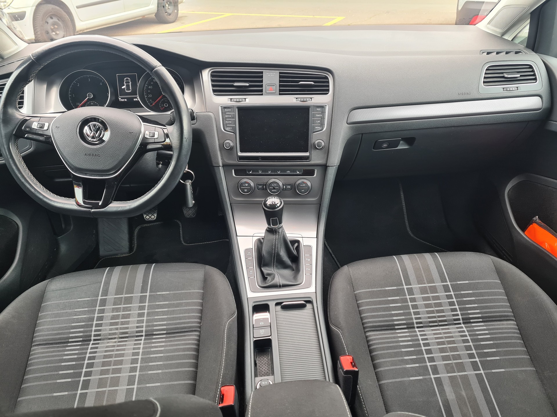 VW Golf 2.0 TDI Lounge 4Motion-image-10