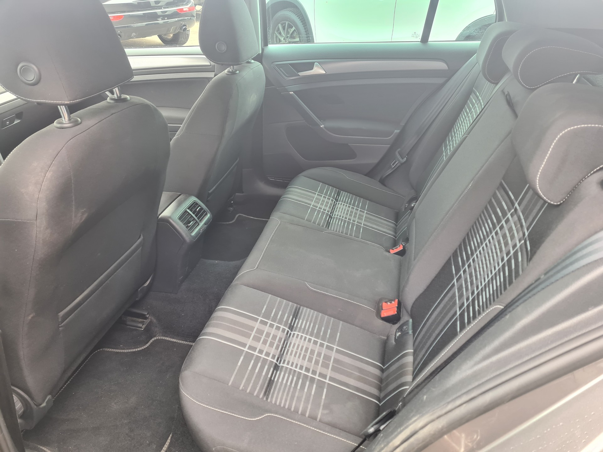 VW Golf 2.0 TDI Lounge 4Motion-image-9